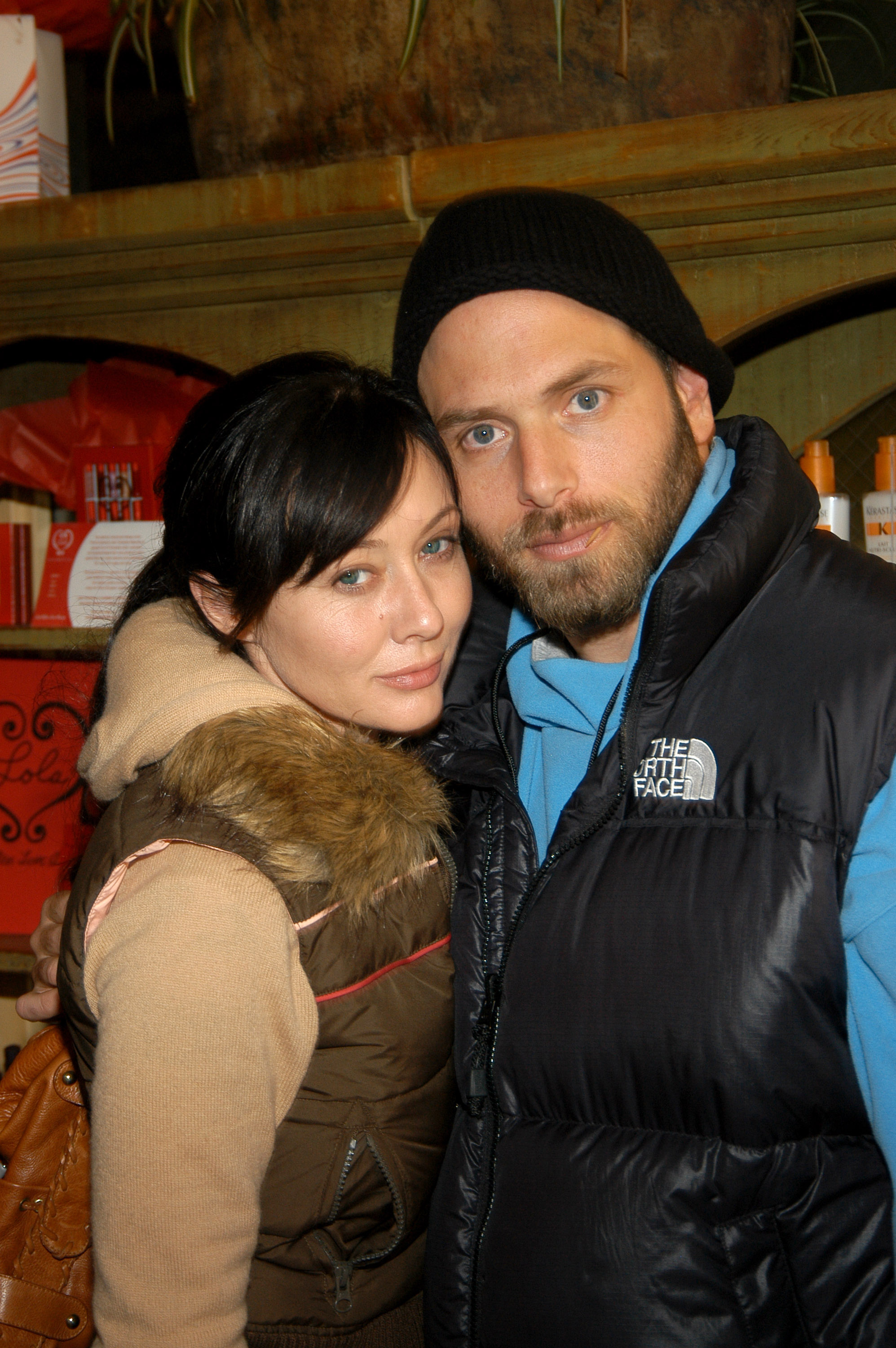 Shannen Doherty et Rick Salomon dans Fred Segal au Village, le 27 janvier 2005. | Source : Getty Images