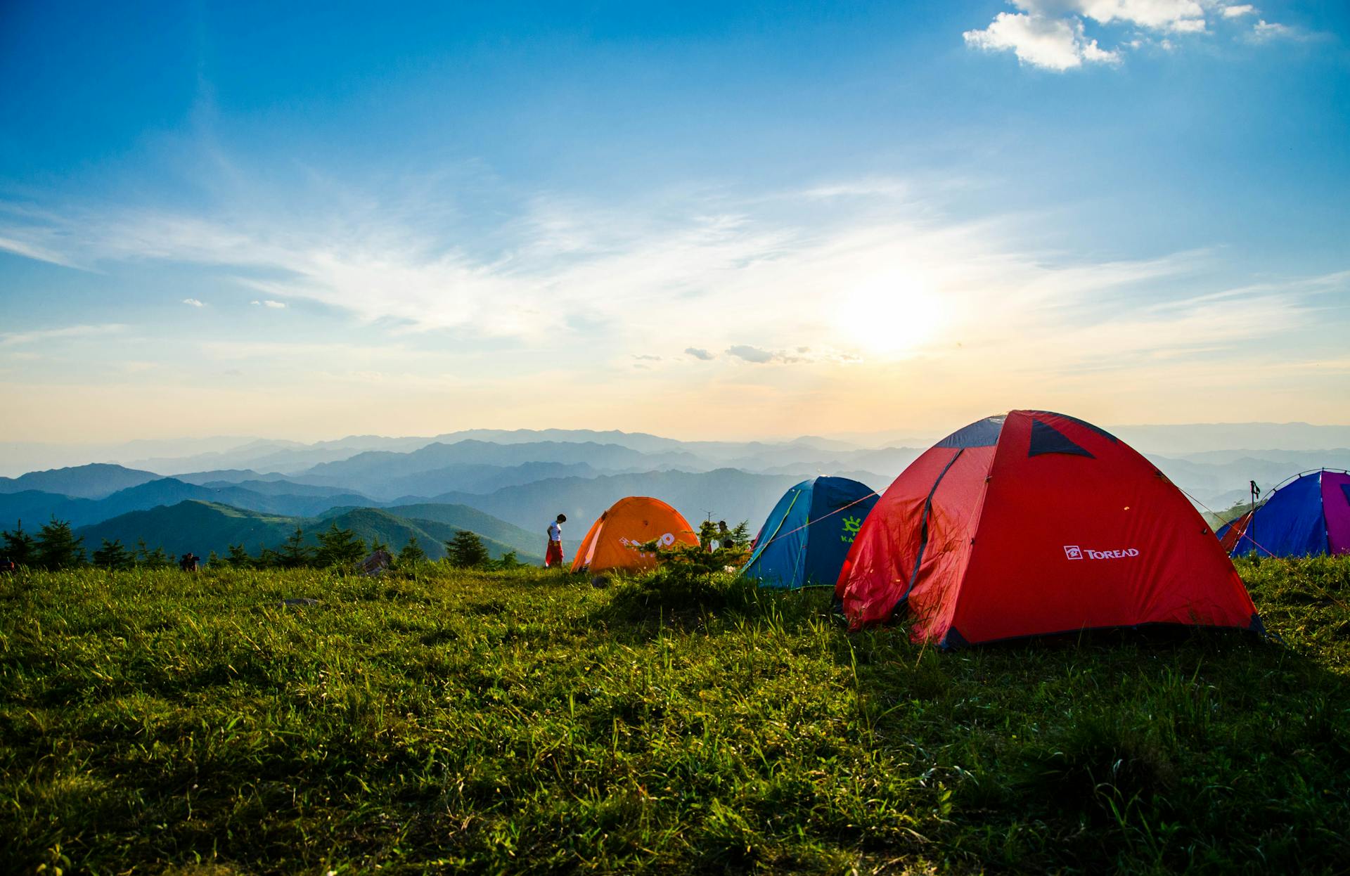 Camps près des montagnes | Source : Pexels