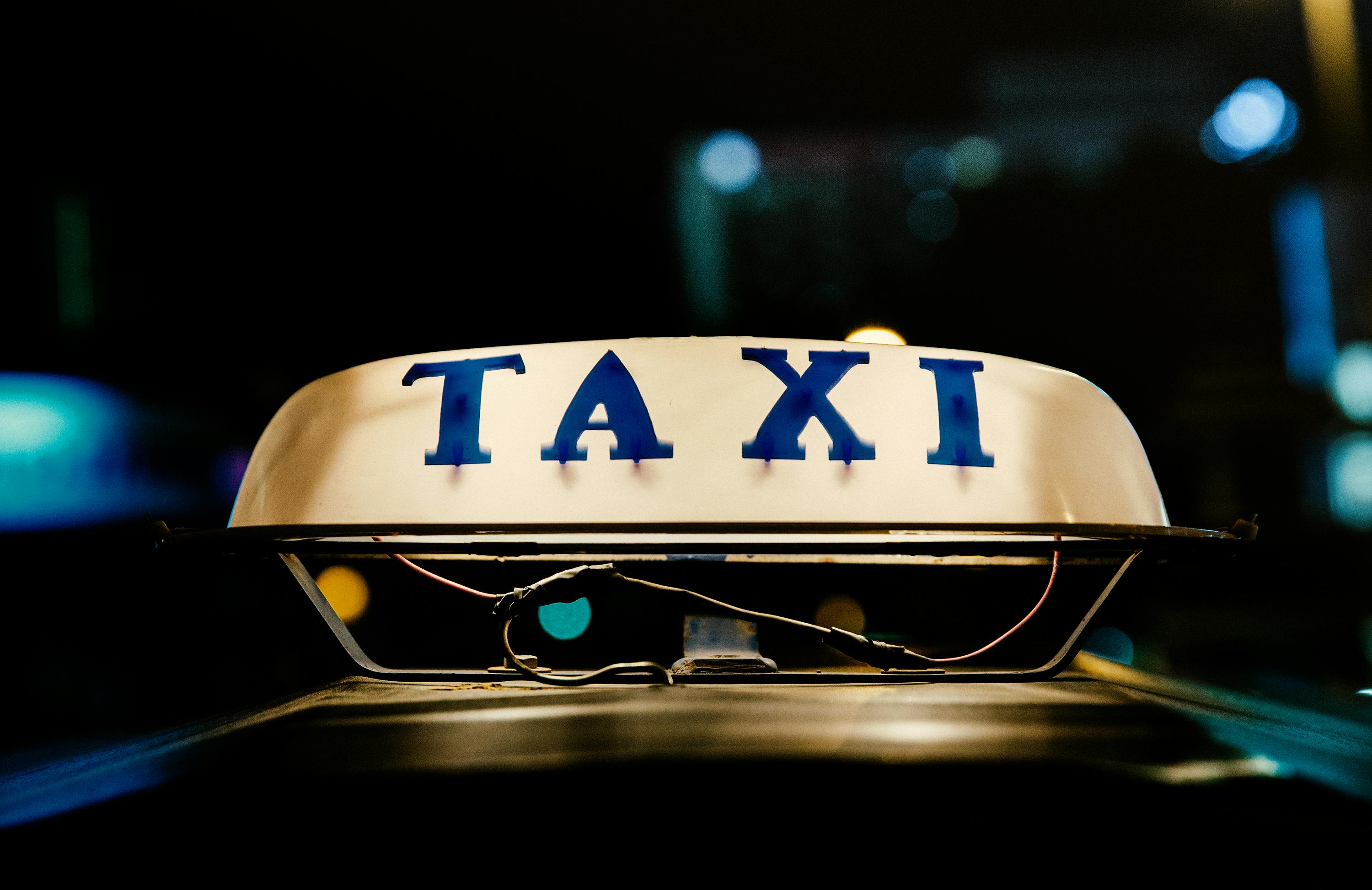Une lampe de taxi sur le dessus de la voiture | Source : Pexels