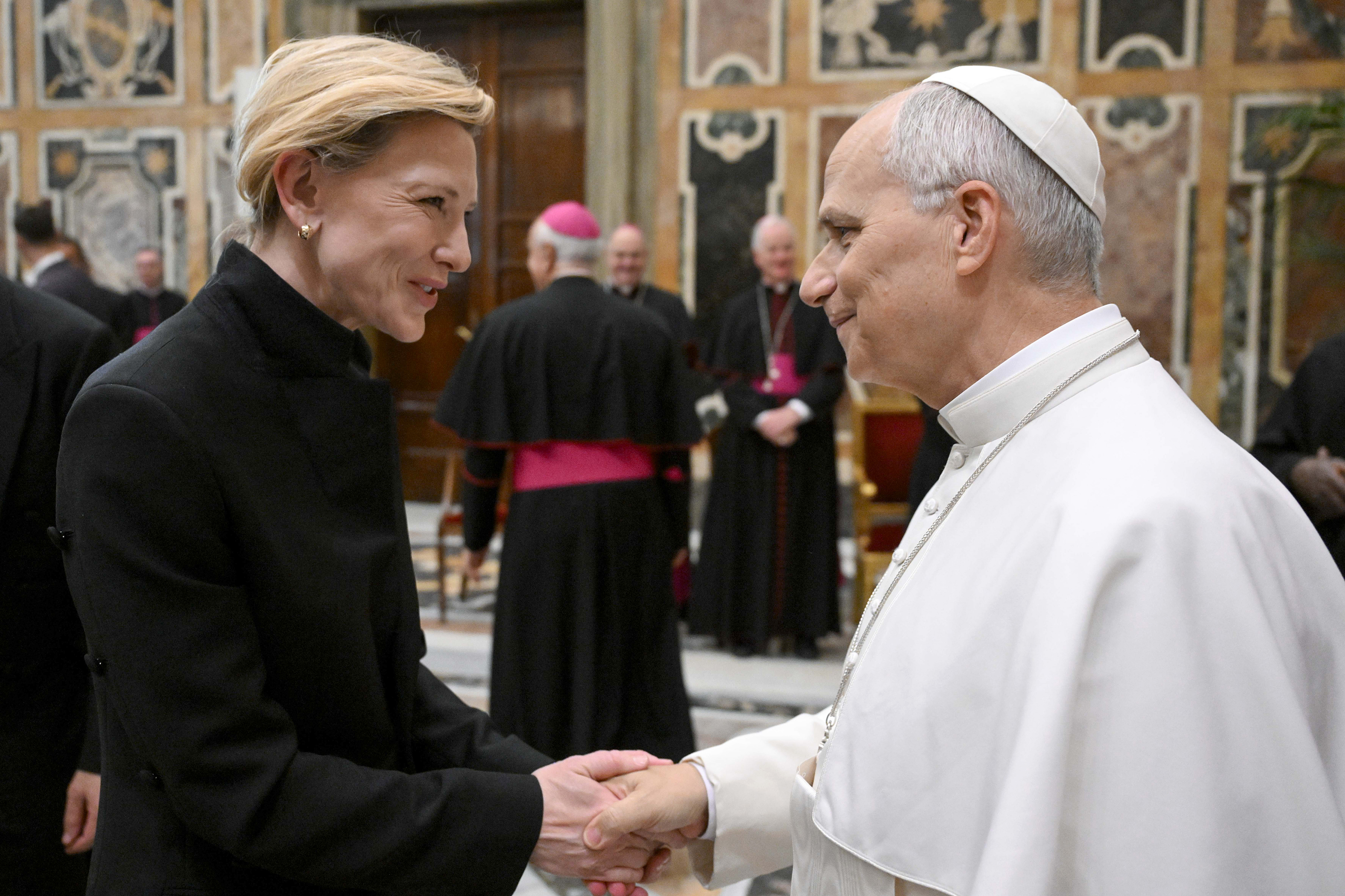 Le pape Léon XIV salue Cate Blanchett lors d'une audience avec l'industrie cinématographique dans la salle Clémentine du palais apostolique, le 15 novembre 2025 au Vatican. | Source : Getty Images