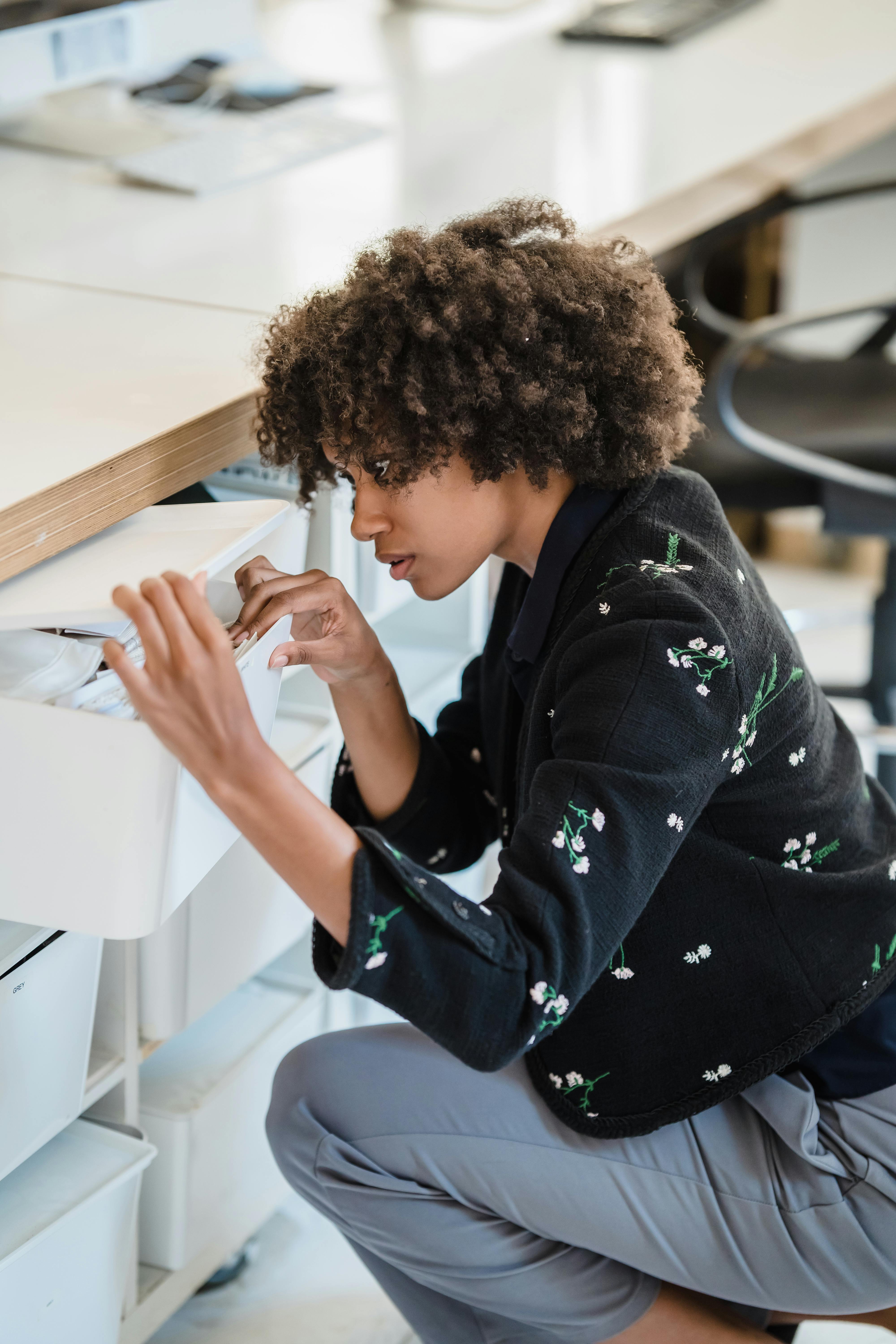 Une femme qui fouille dans les tiroirs de son bureau | Source : Pexels