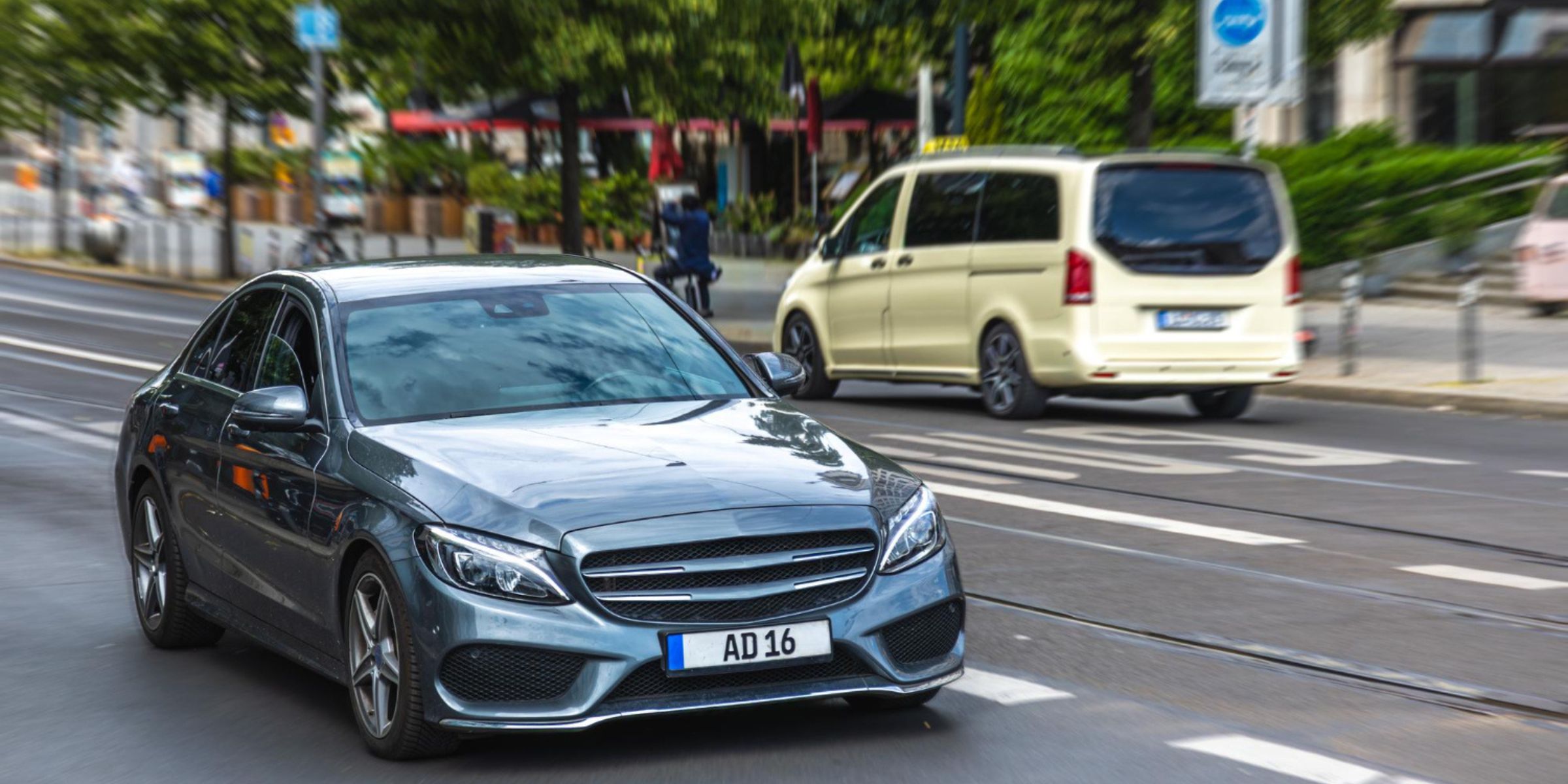 Une voiture qui roule dans une rue de la ville | Source : Magnific