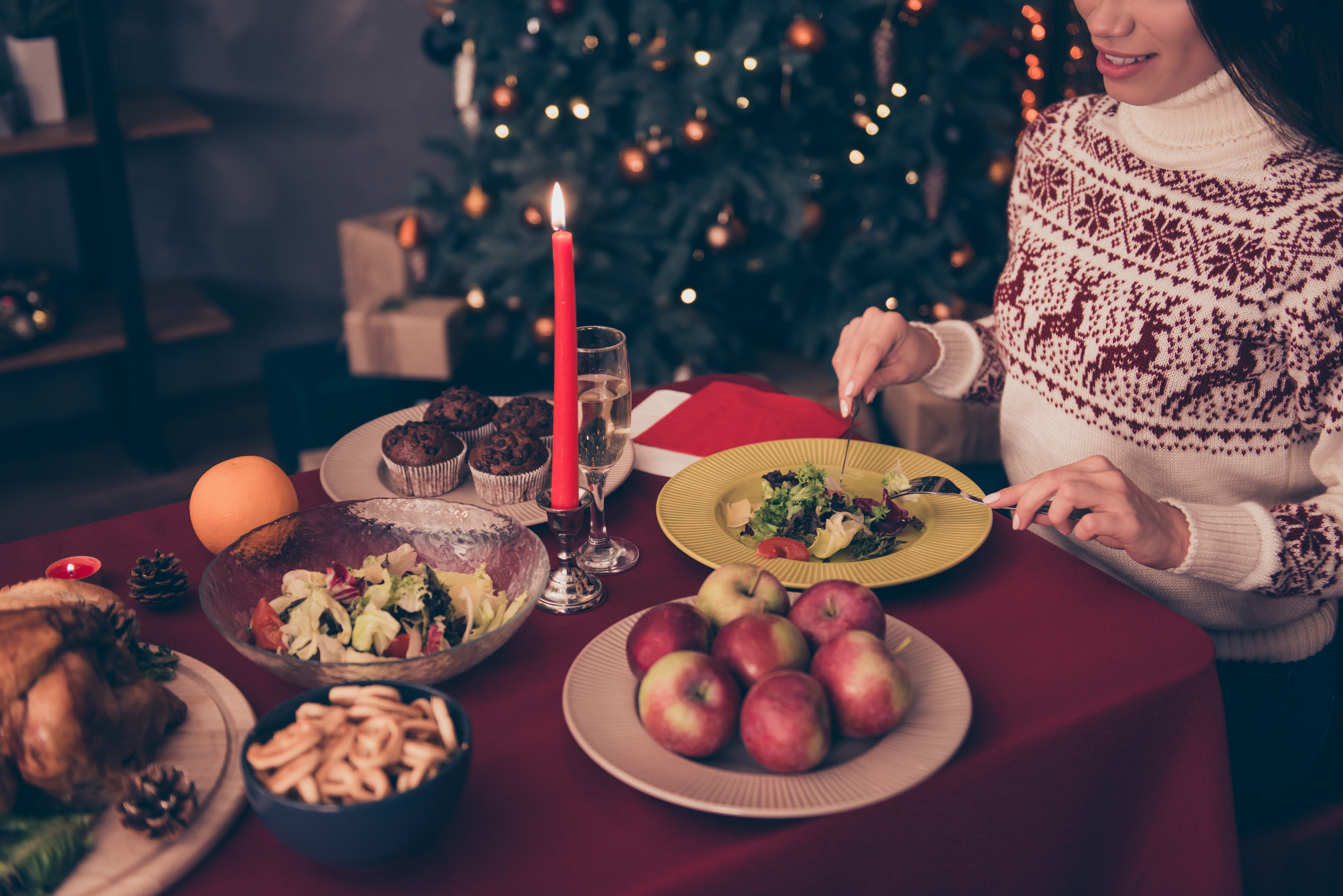 Une femme mangeant une salade lors d'un repas de Noël | Source : Shutterstock