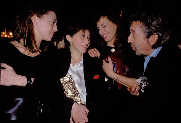 Cate Barry, Charlotte Gainsbourg, Jane Birkin, Serge Gainsbourg, lors de la cérémonie des César. | Photo : Getty Images