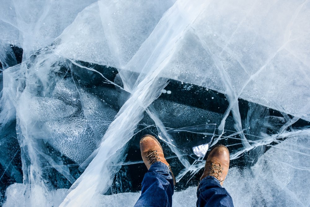 Une photo des pieds d'un homme sur un lac gelé | Photo : Shutterstock
