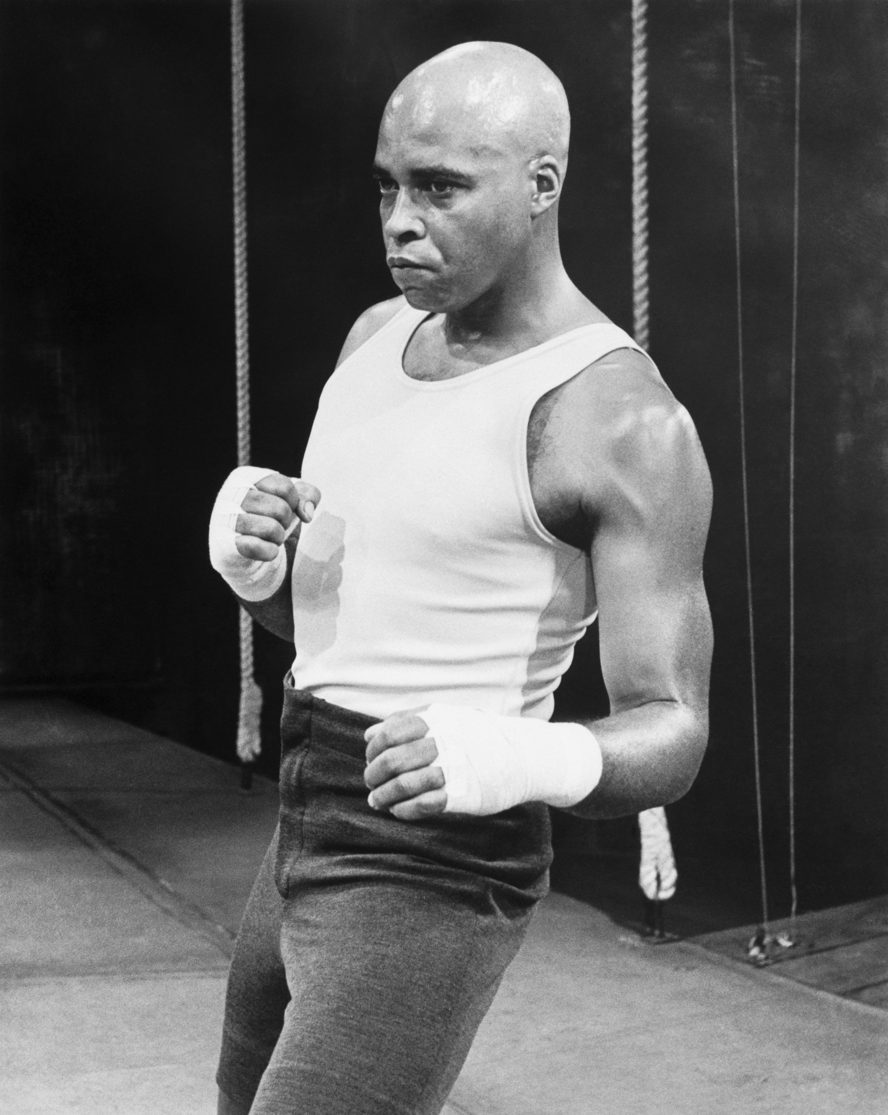 Photo non datée de James Earl Jones habillé en tenue de boxe | Source : Getty Images