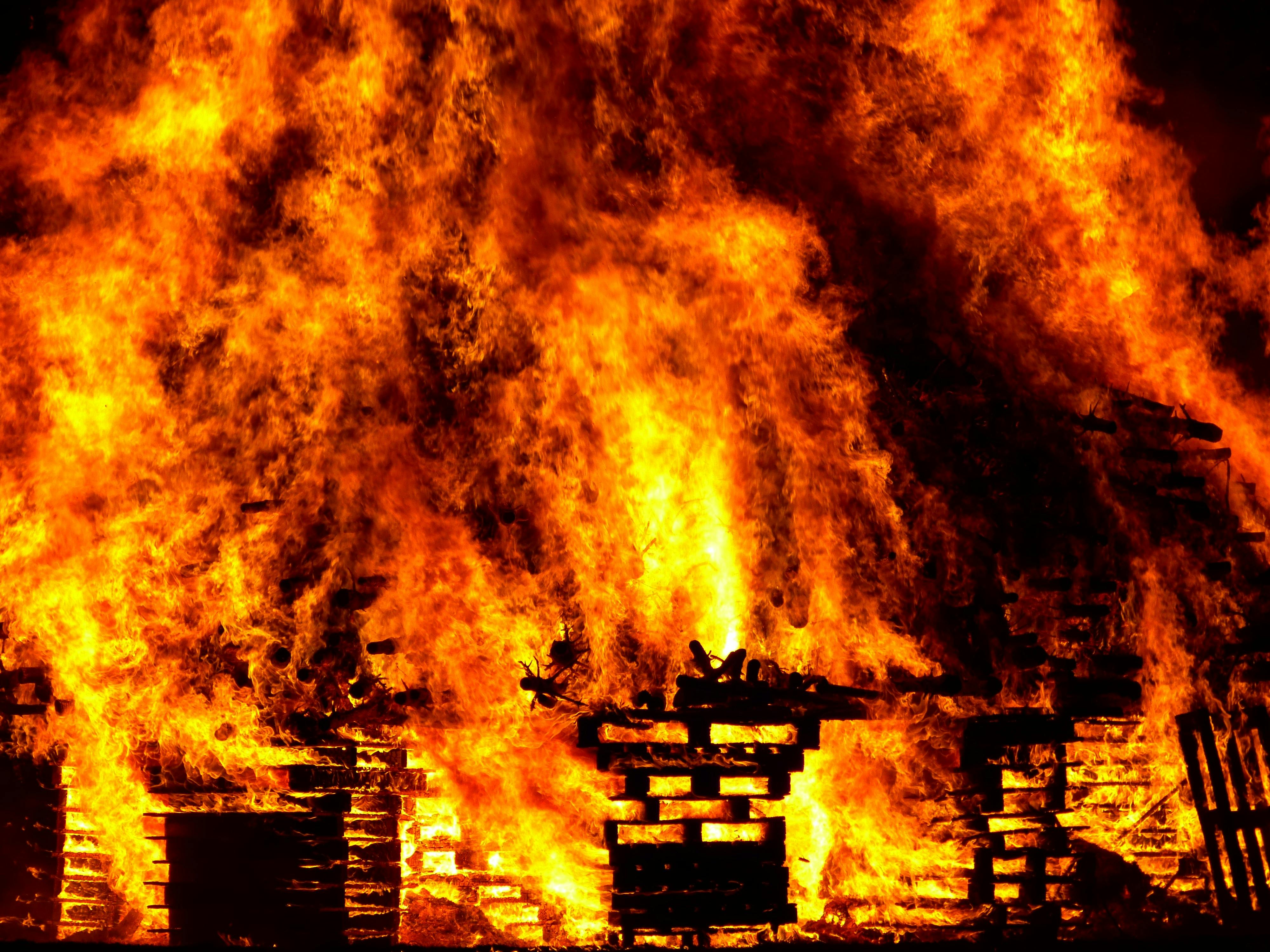 Une maison engloutie par les flammes. À des fins d'illustration uniquement | Source Pexels