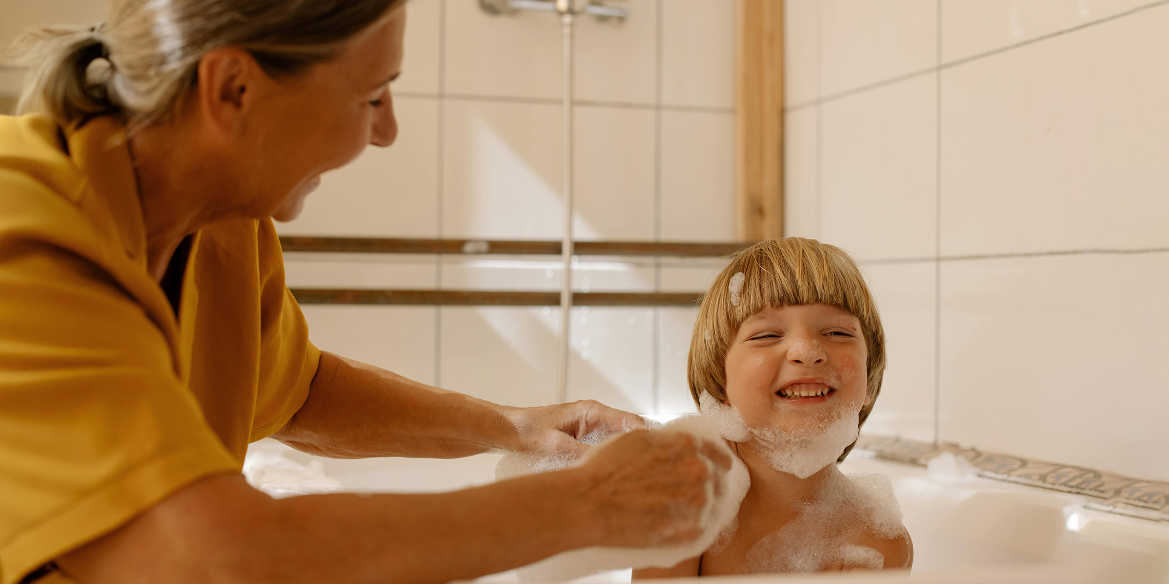 Mamie s'amusant avec son petit-fils | Source : Pexels