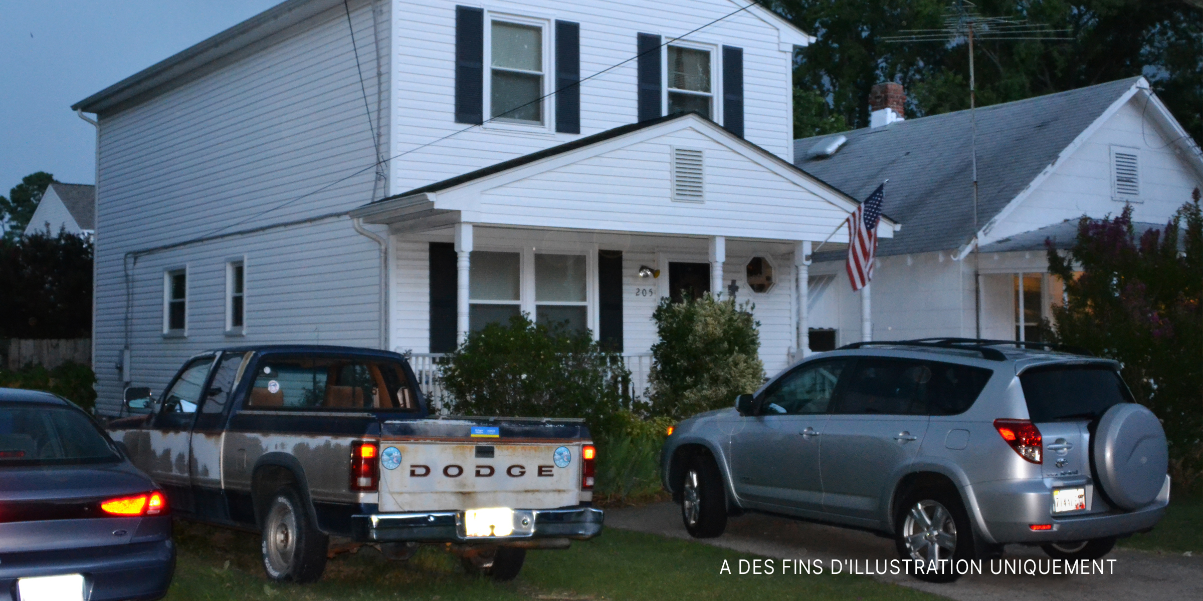 Des voitures devant une maison | Source : Flickr / Tobyotter (CC BY 2.0)