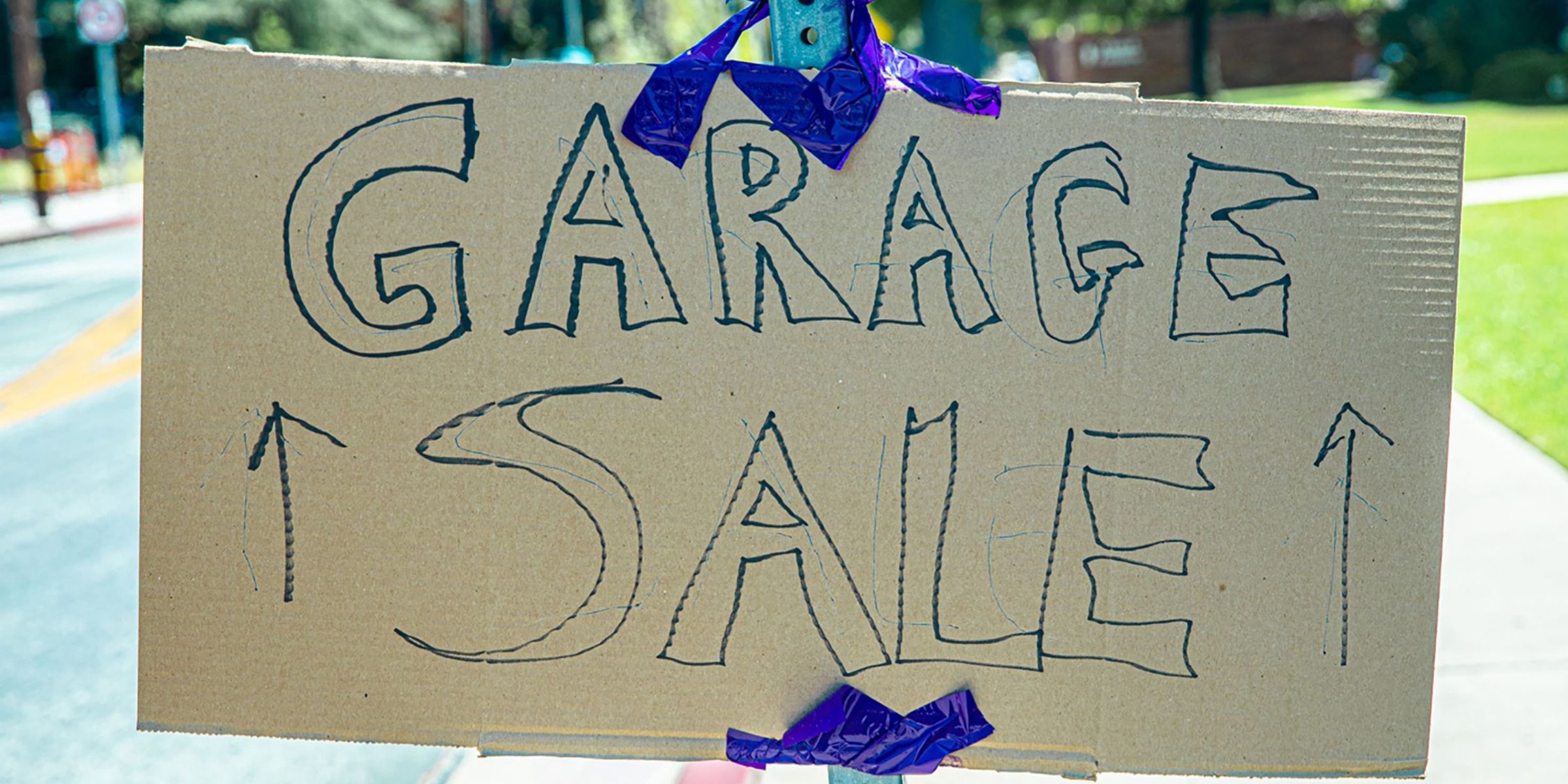 Un carton posé dans la rue | Source : Pexels