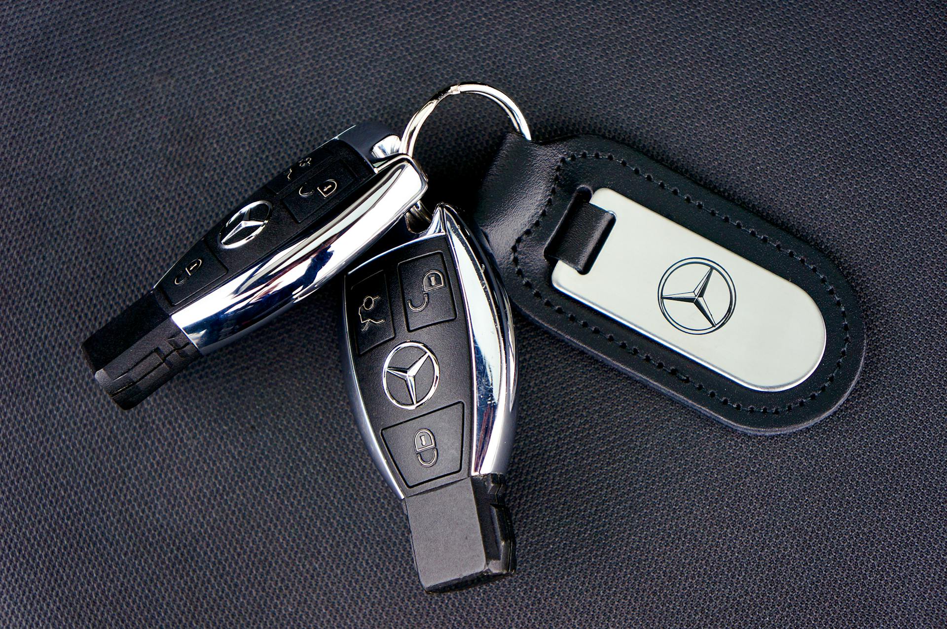 Car keys lying on a black surface | Source: Pexels