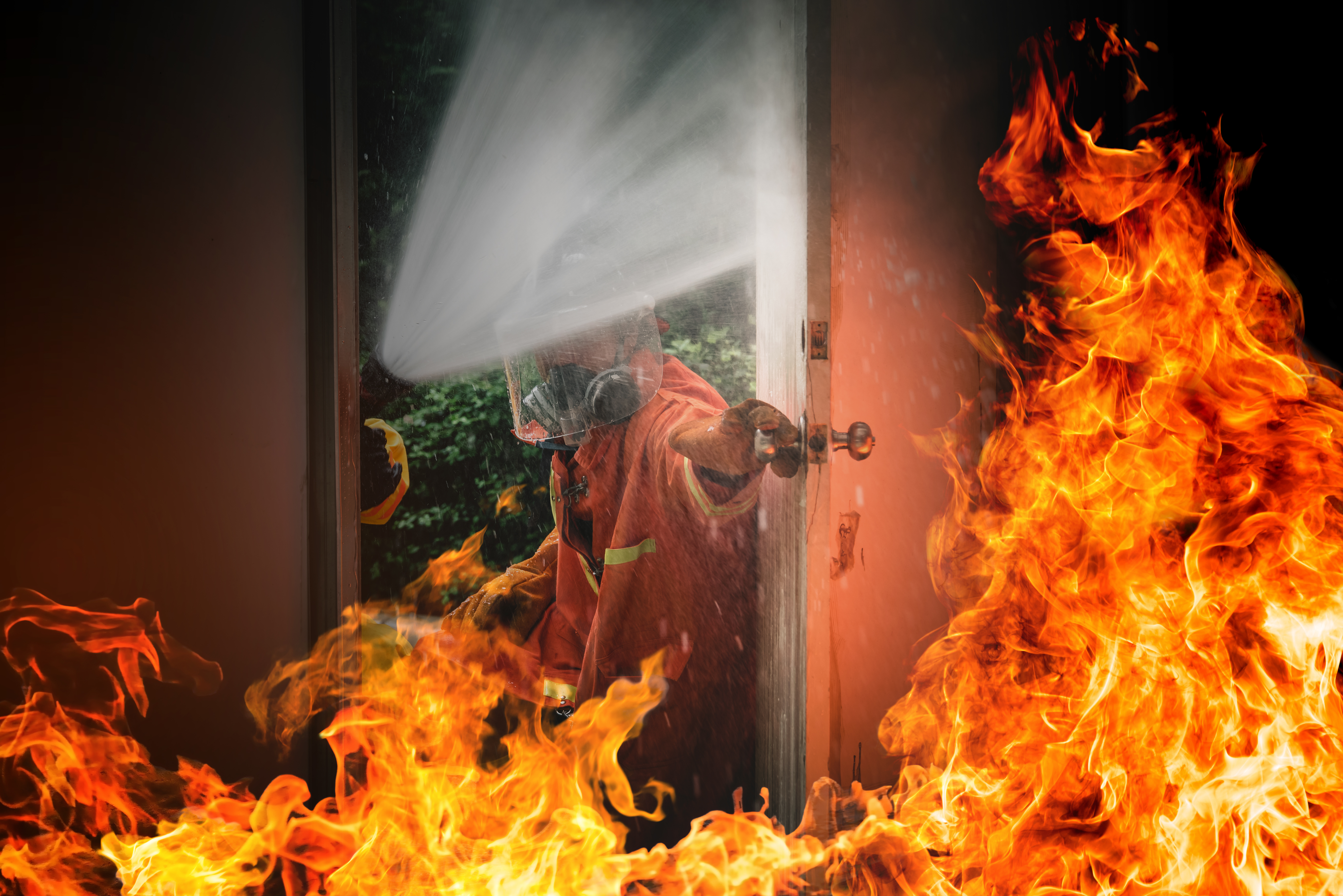 Un pompier qui tente d'éteindre les flammes. À des fins d'illustration uniquement | Source : Freepik