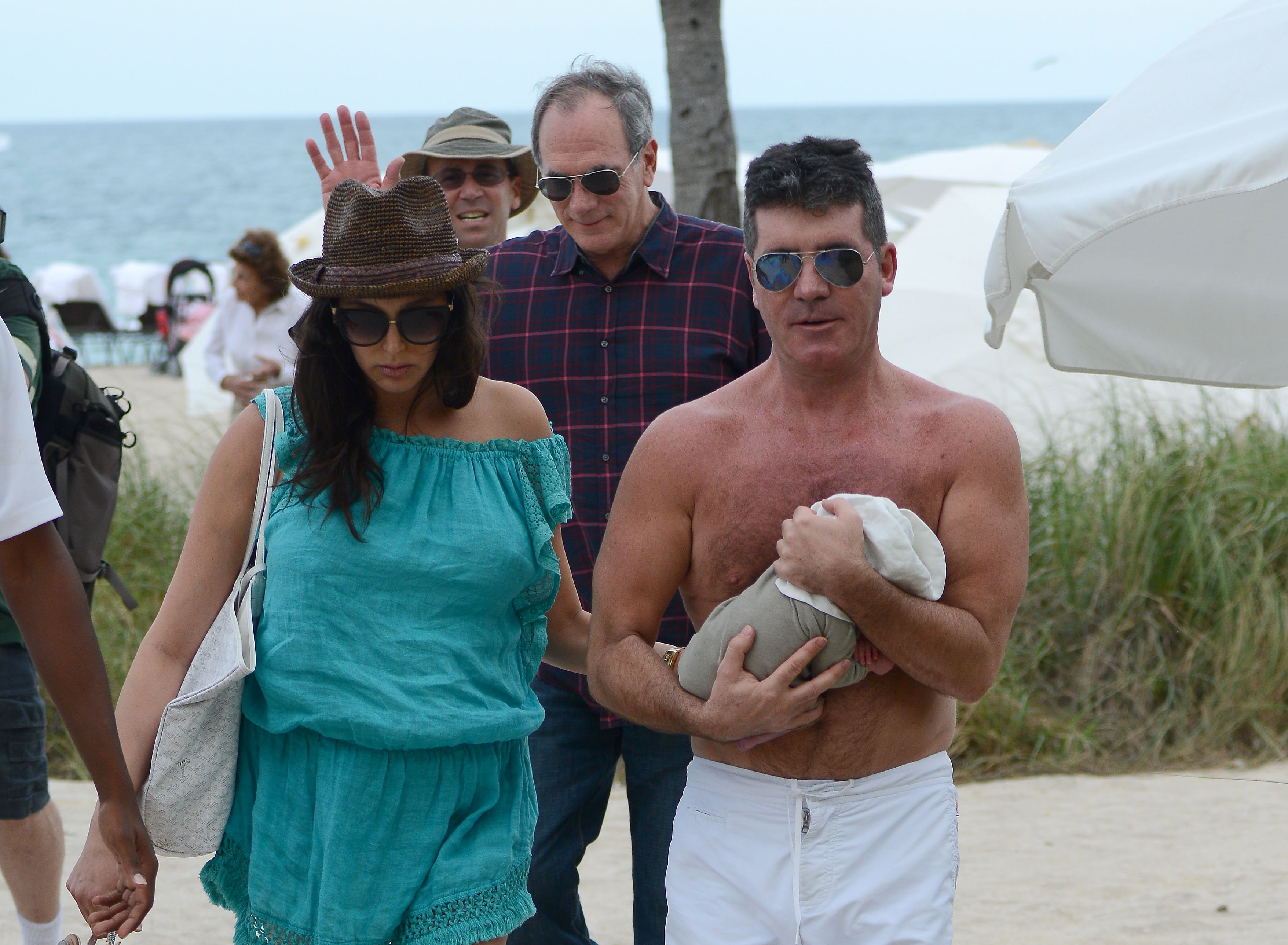 Simon Cowell et Lauren Silverman sont vus avec leur fils nouveau-né, Eric Cowell, à la plage le 24 février 2014 à Miami, Floride. | Source : Getty Images