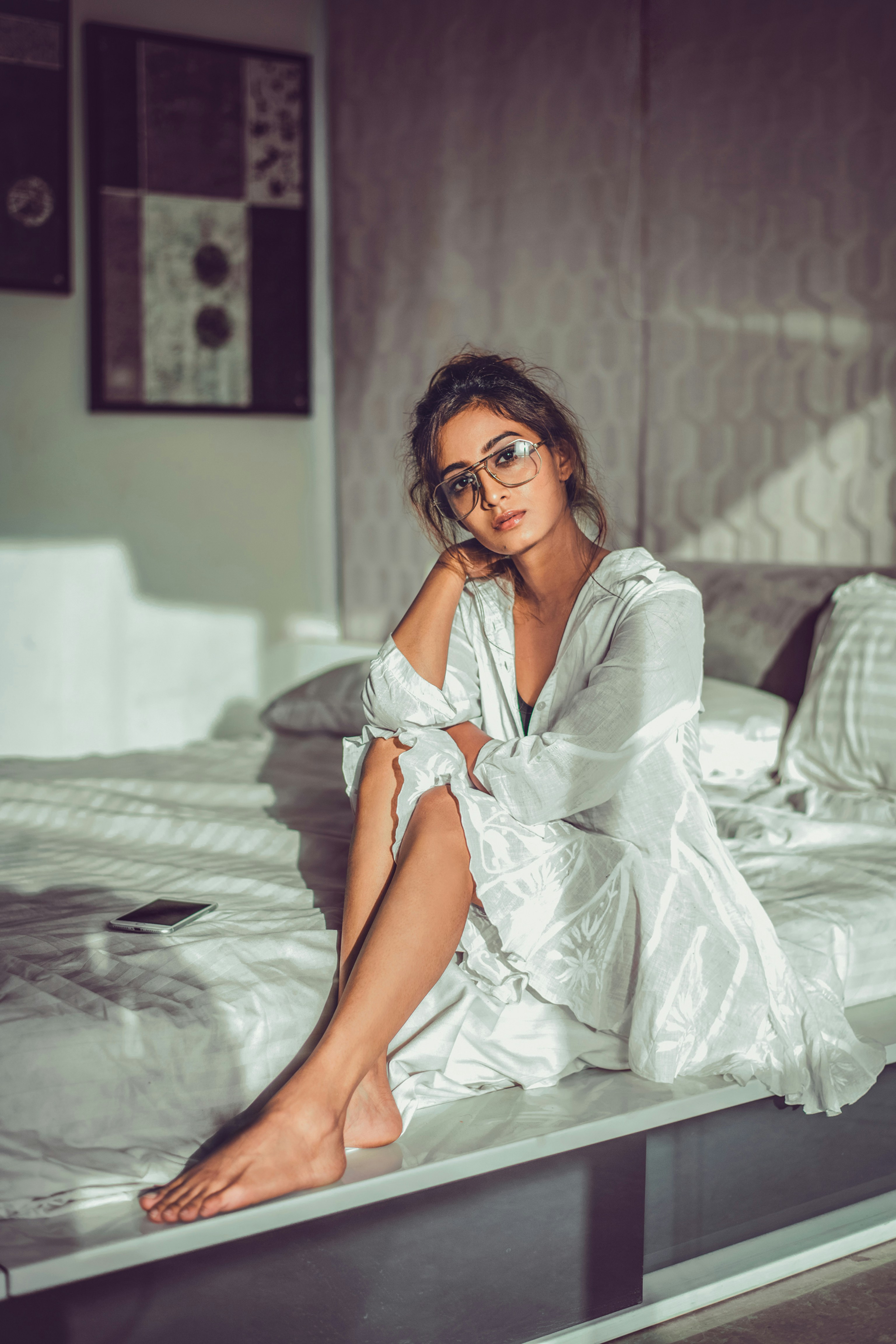 Femme assise sur un lit | Source : Unsplash