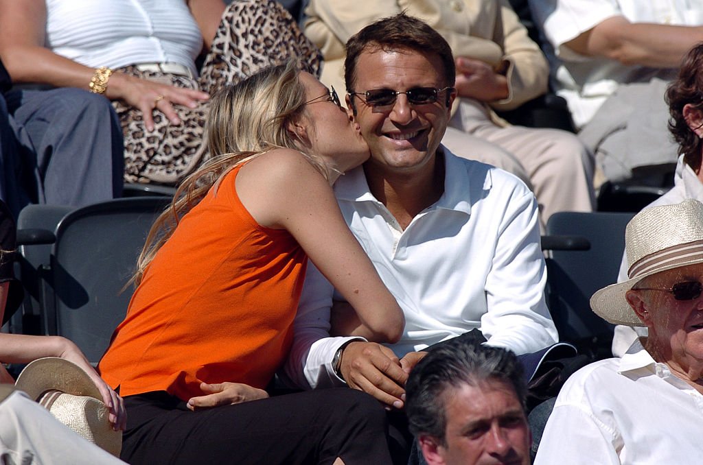 Estelle Lefebure et son mari Arthur, présentateur de télévision, apprécient leur compagnie lors des Internationaux de tennis de France 2004. | Photo : Getty Images