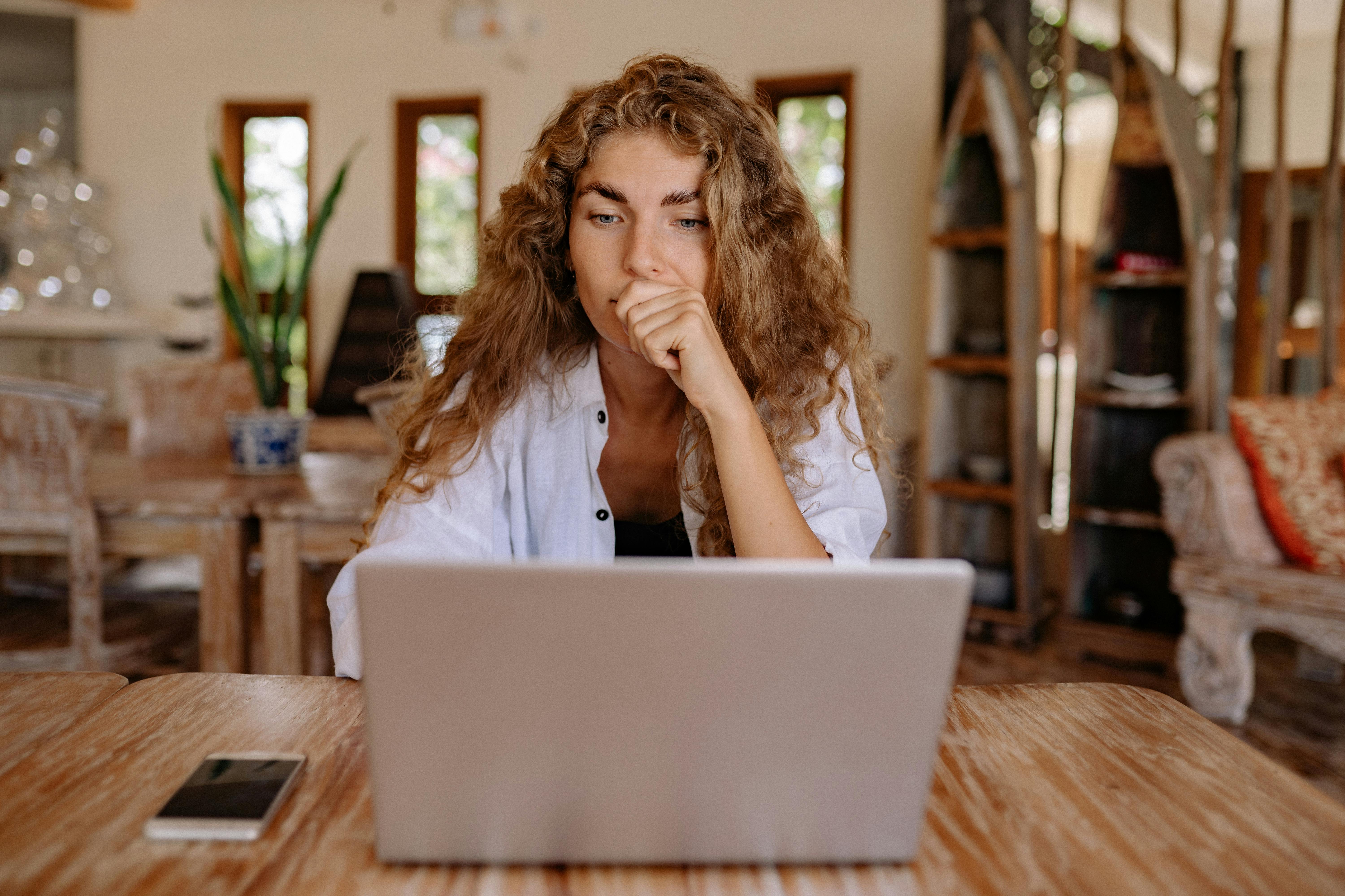 Une femme regardant l'écran d'un ordinateur portable | Source : Pexels