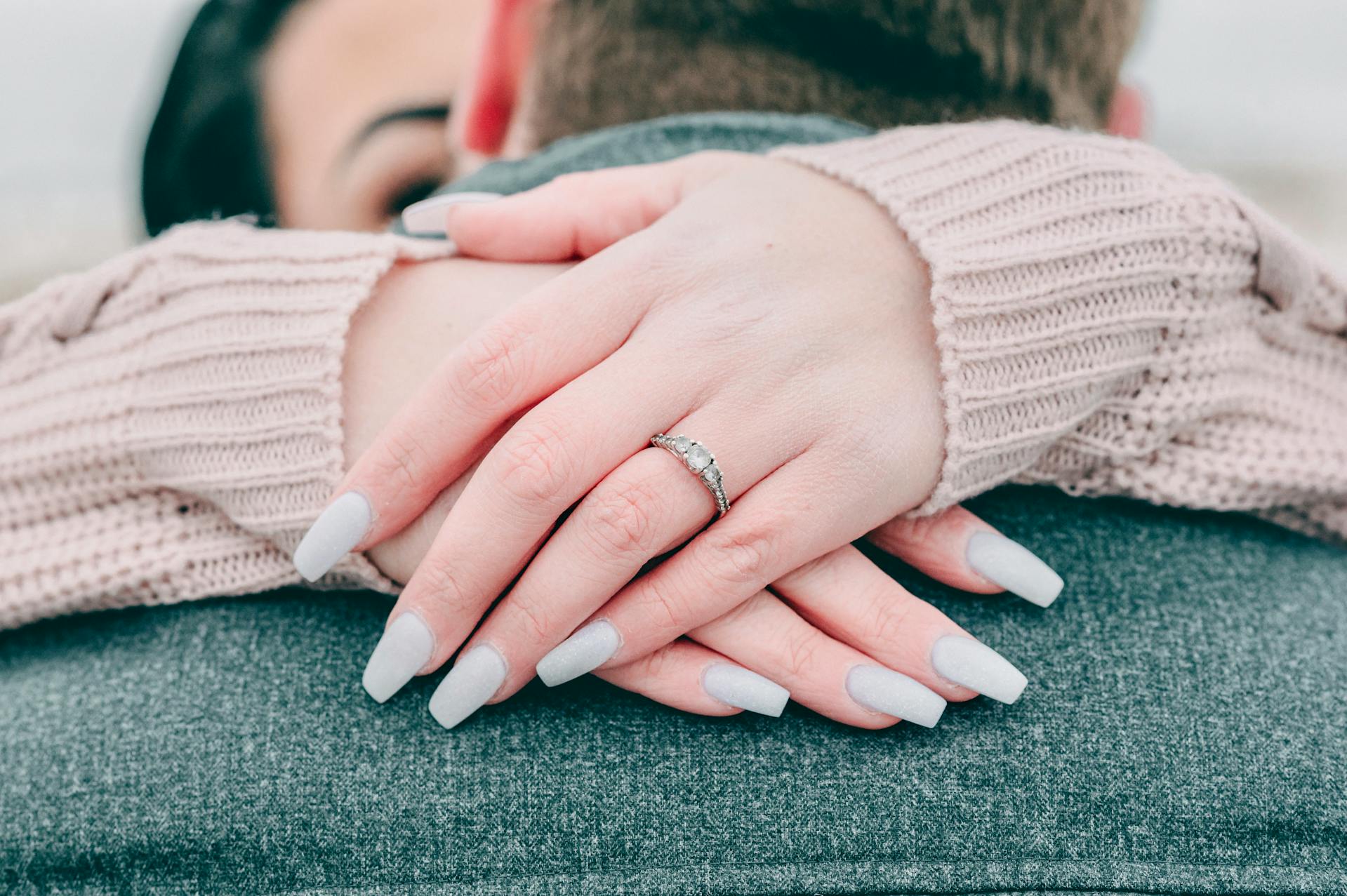 Un couple qui s'embrasse | Source : Pexels
