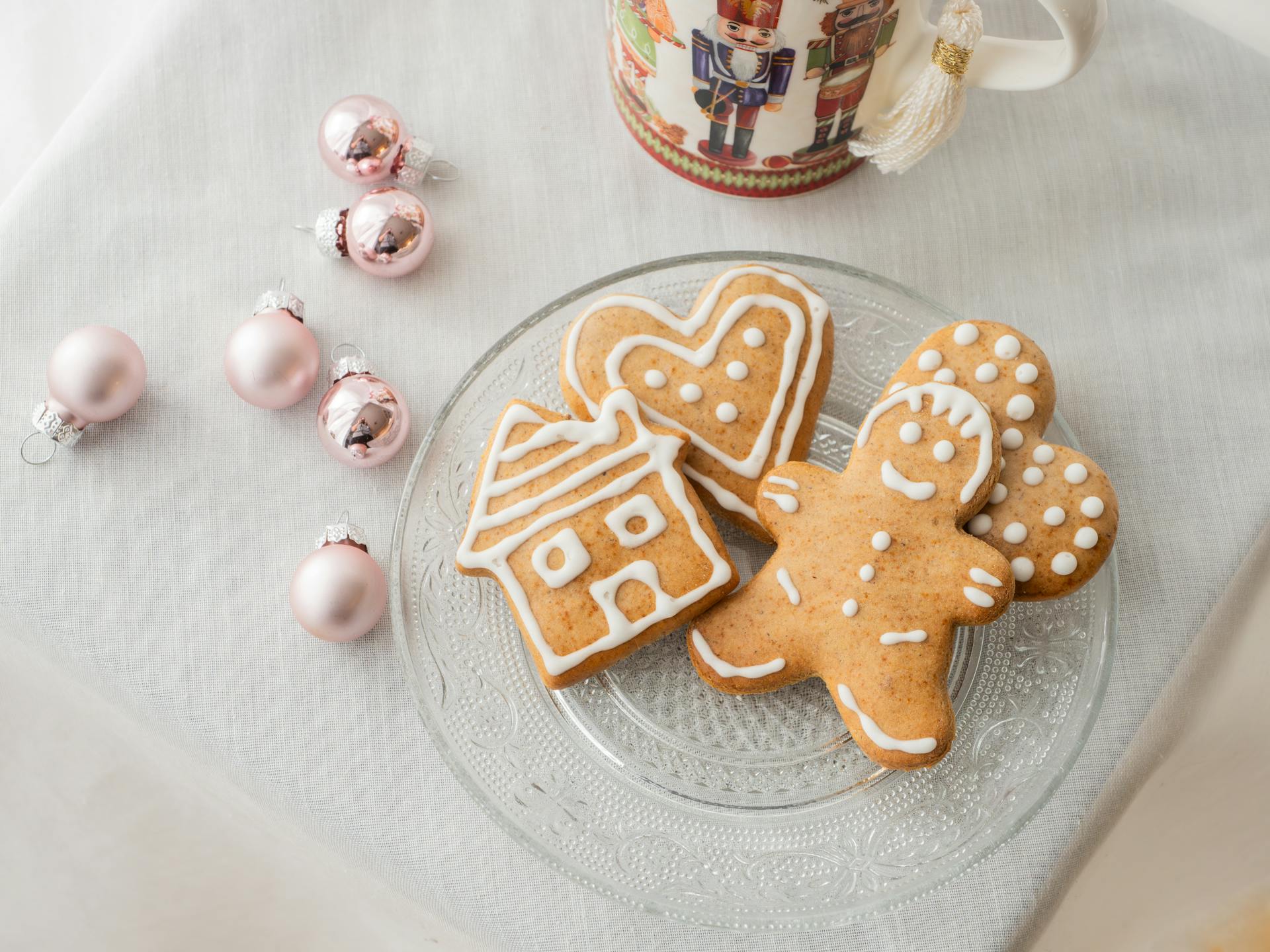 Biscuits en pain d'épices et décorations de Noël | Source : Pexels