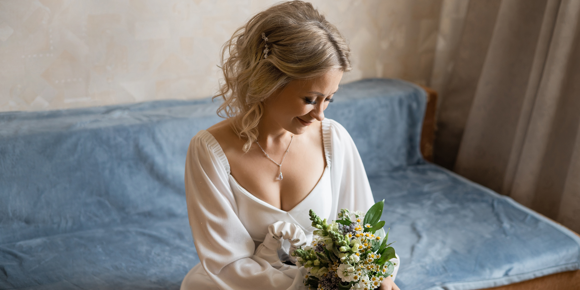 Une femme d'âge mûr portant une robe de mariée | Source : Shutterstock