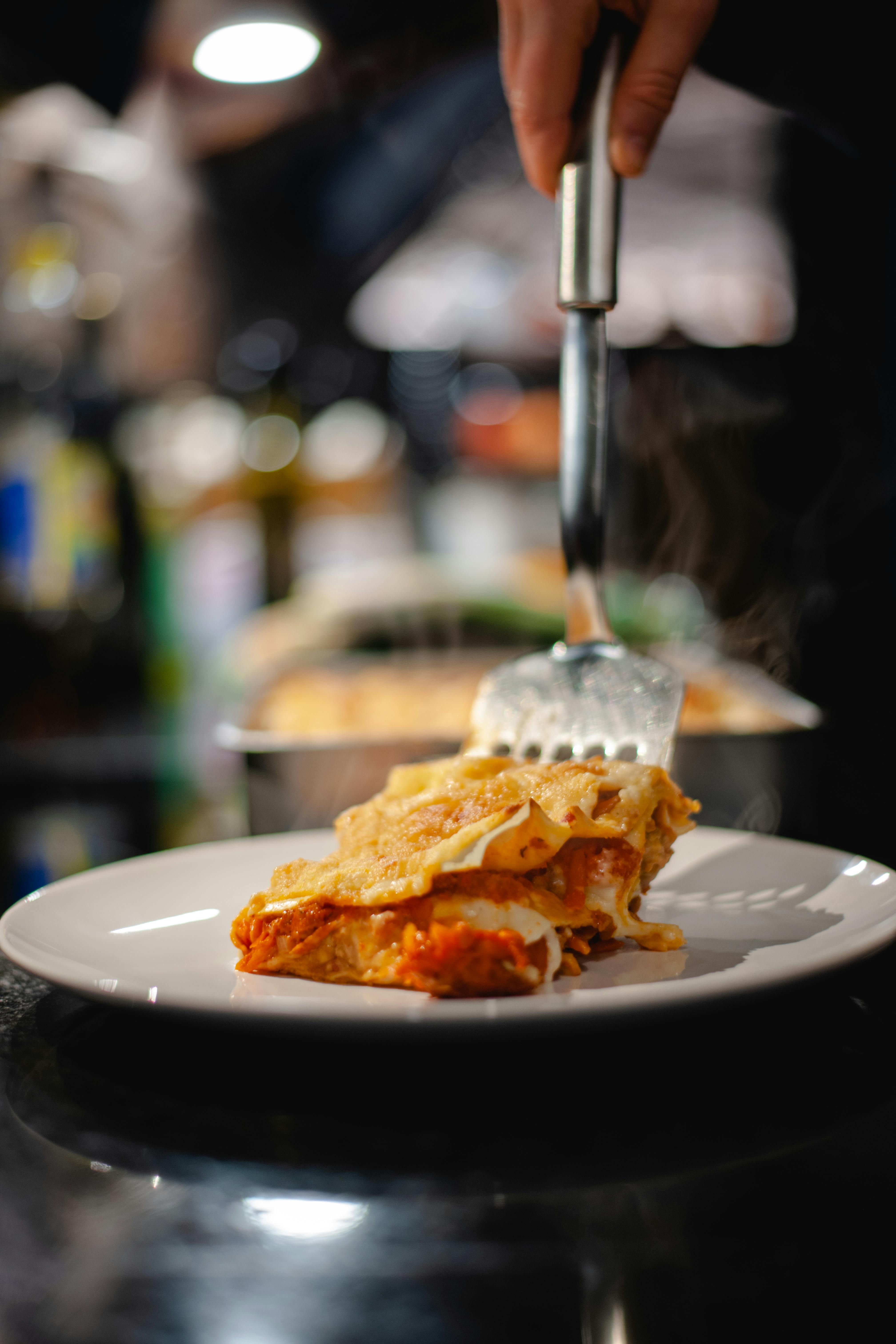 Portion de lasagnes cuites au four | Source : Pexels