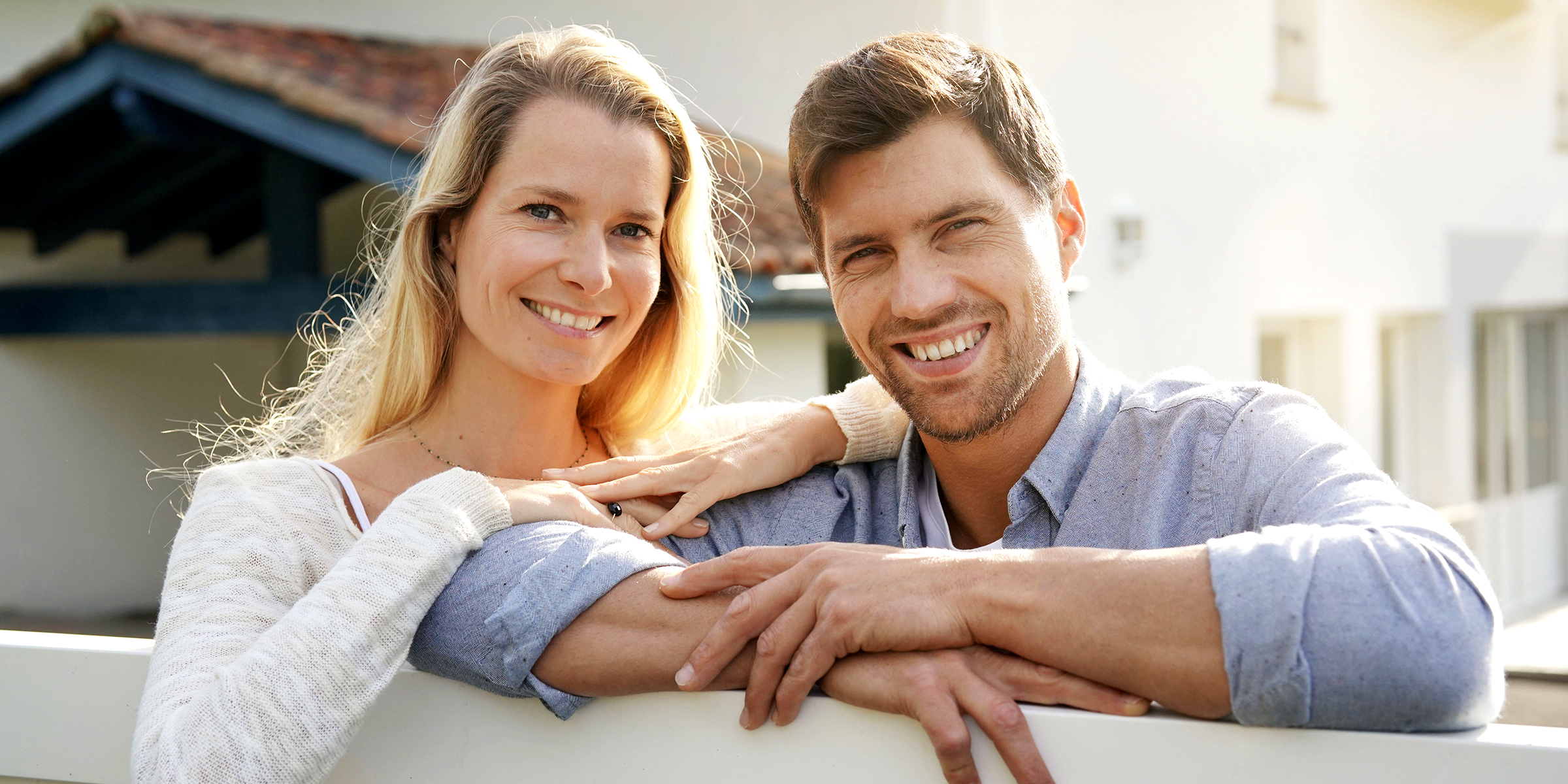 Un homme et une femme souriants | Source : Shutterstock