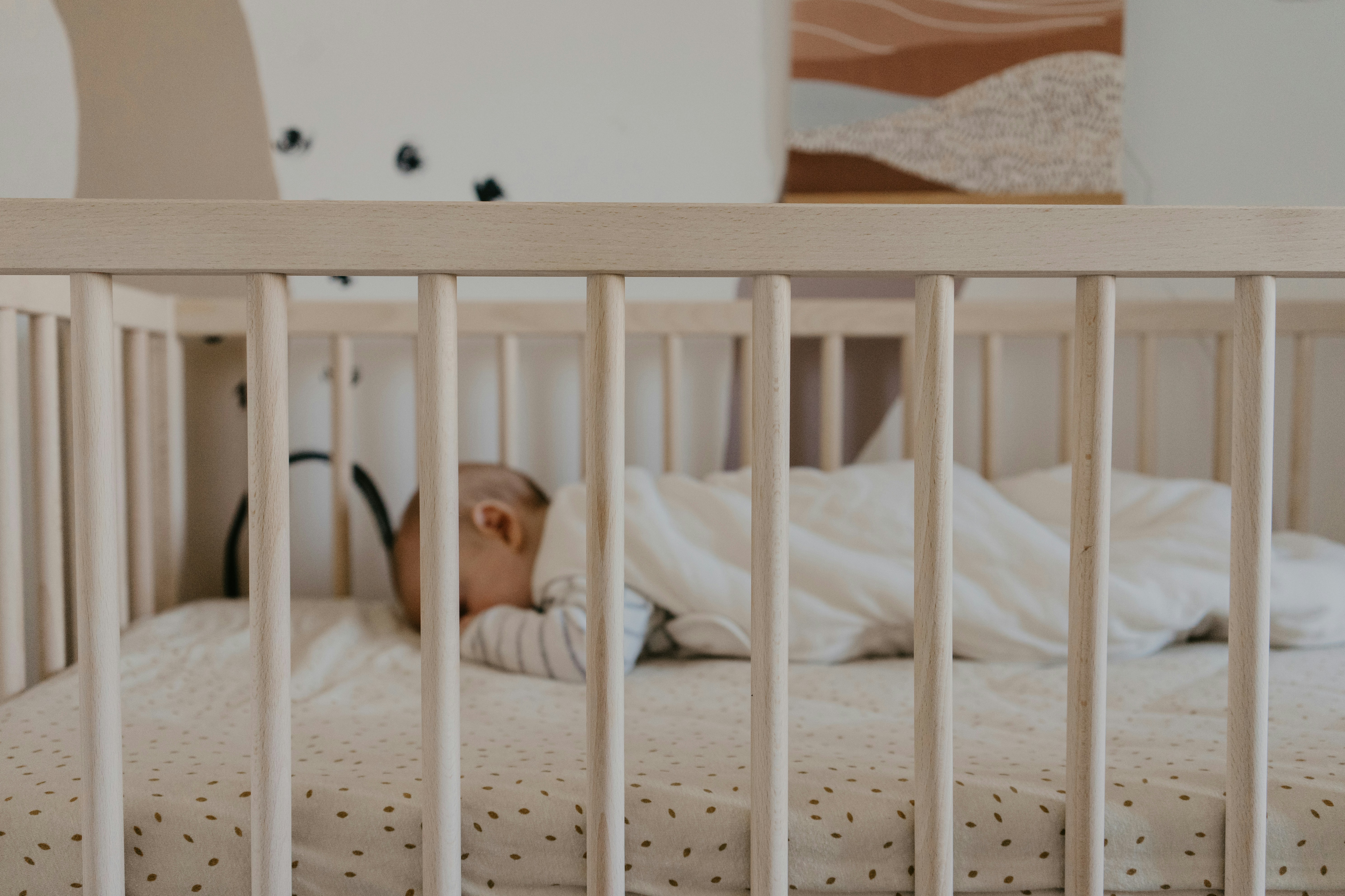 Un bébé qui dort dans un berceau | Source : Unsplash
