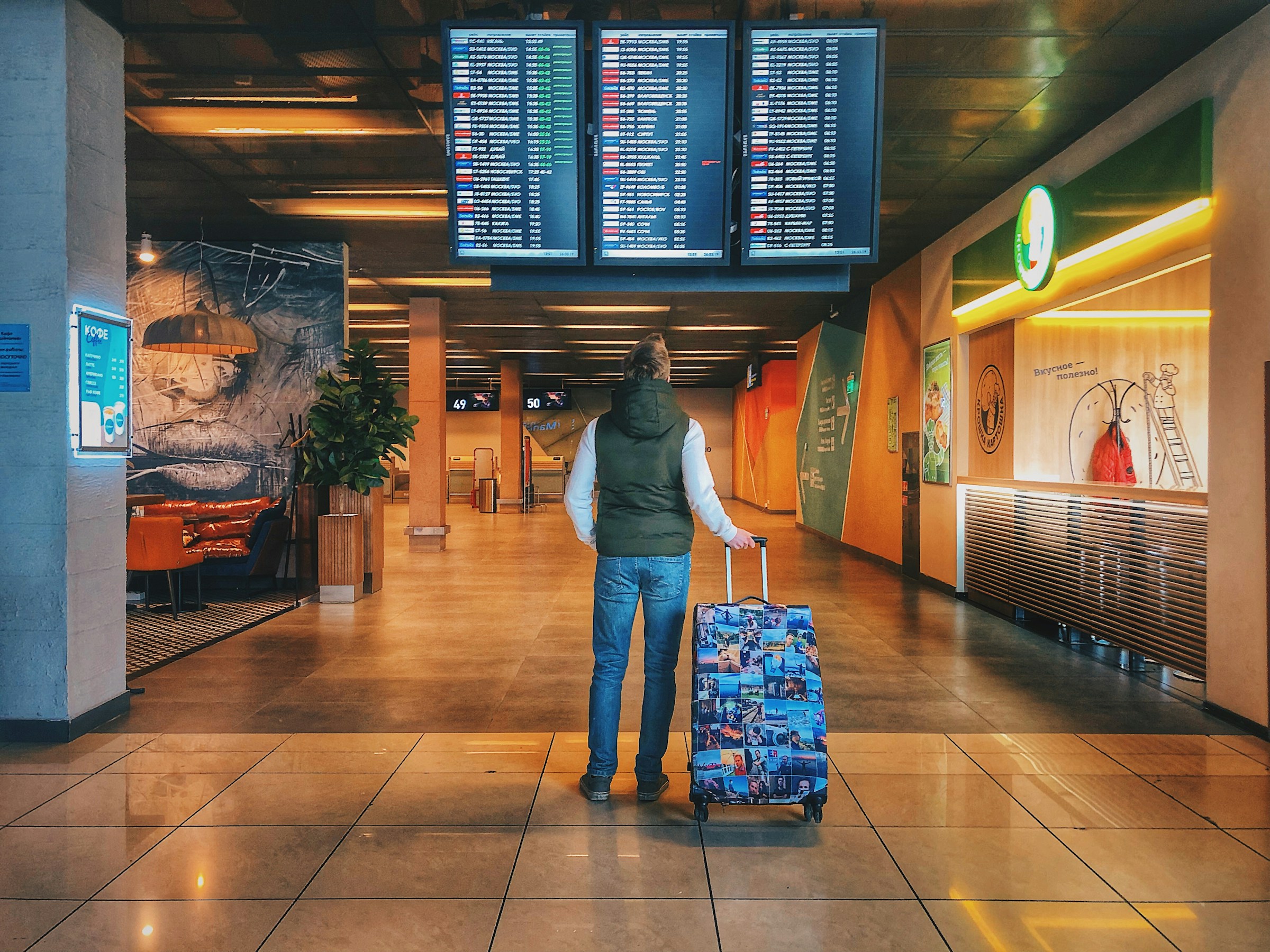 Un homme avec un sac de bagages dans un aéroport | Source : Unsplash