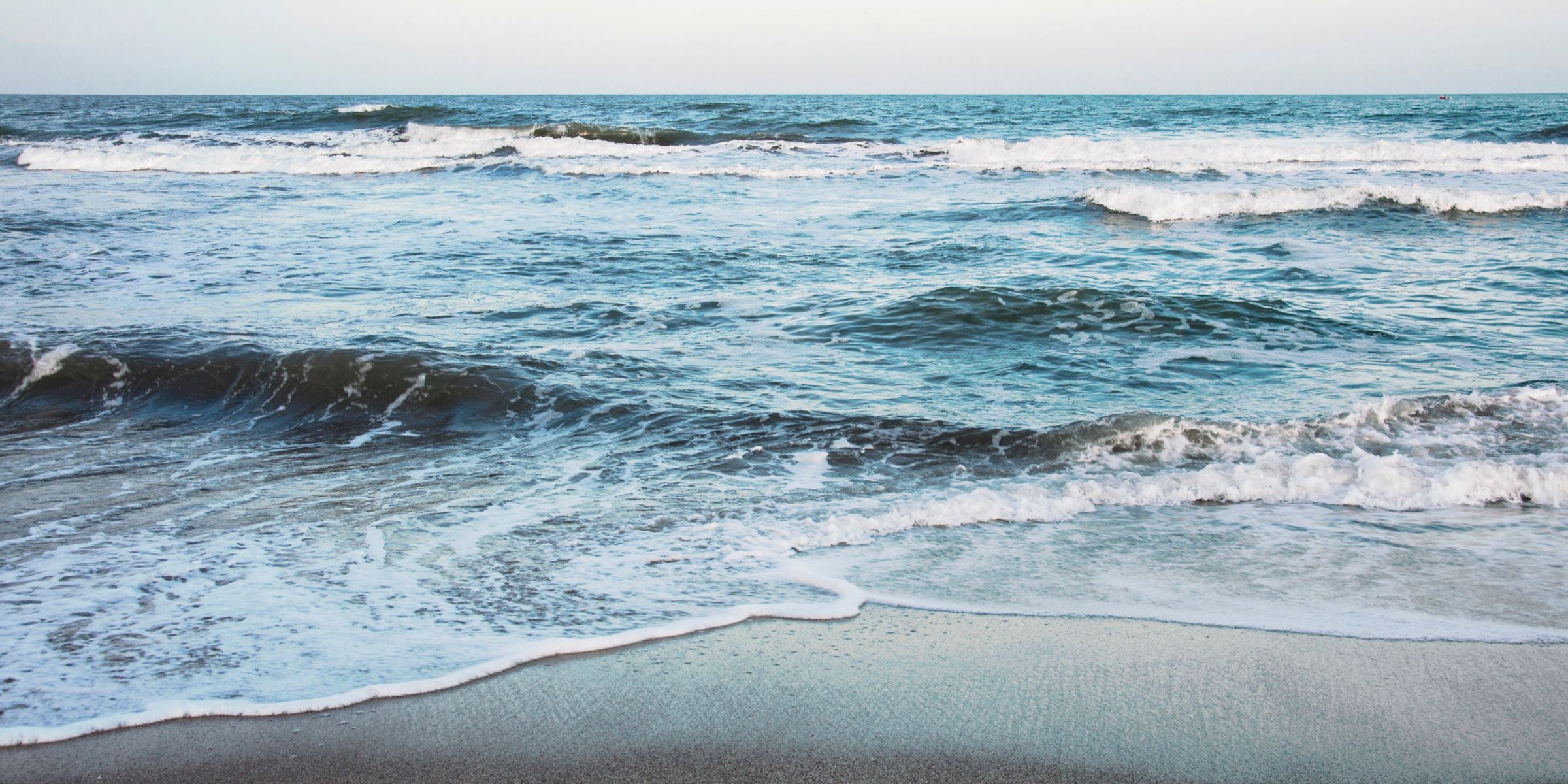 Des vagues qui déferlent sur le rivage | Source : Pexels