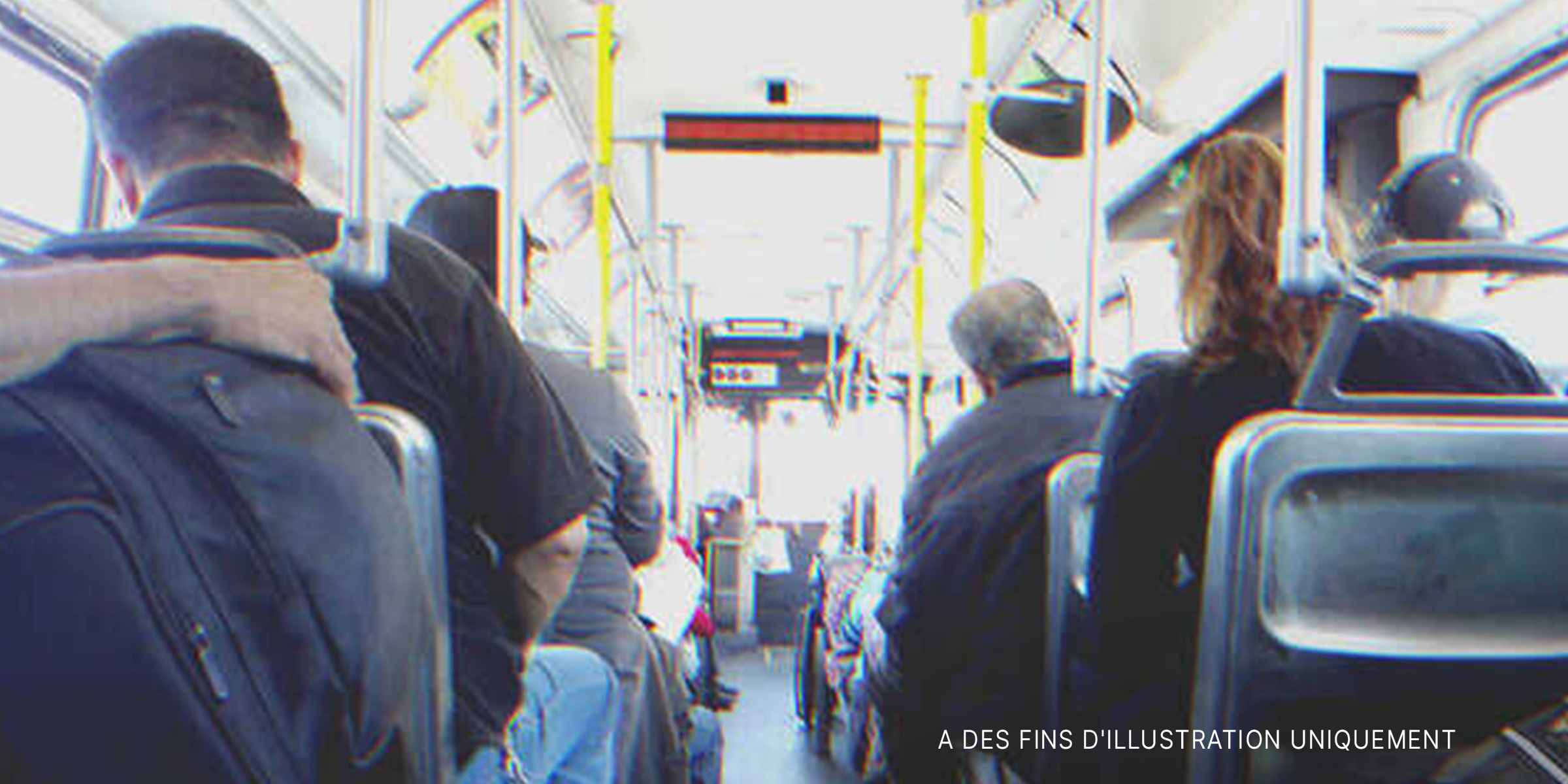 Des passagers dans un bus | Source : Shutterstock.com