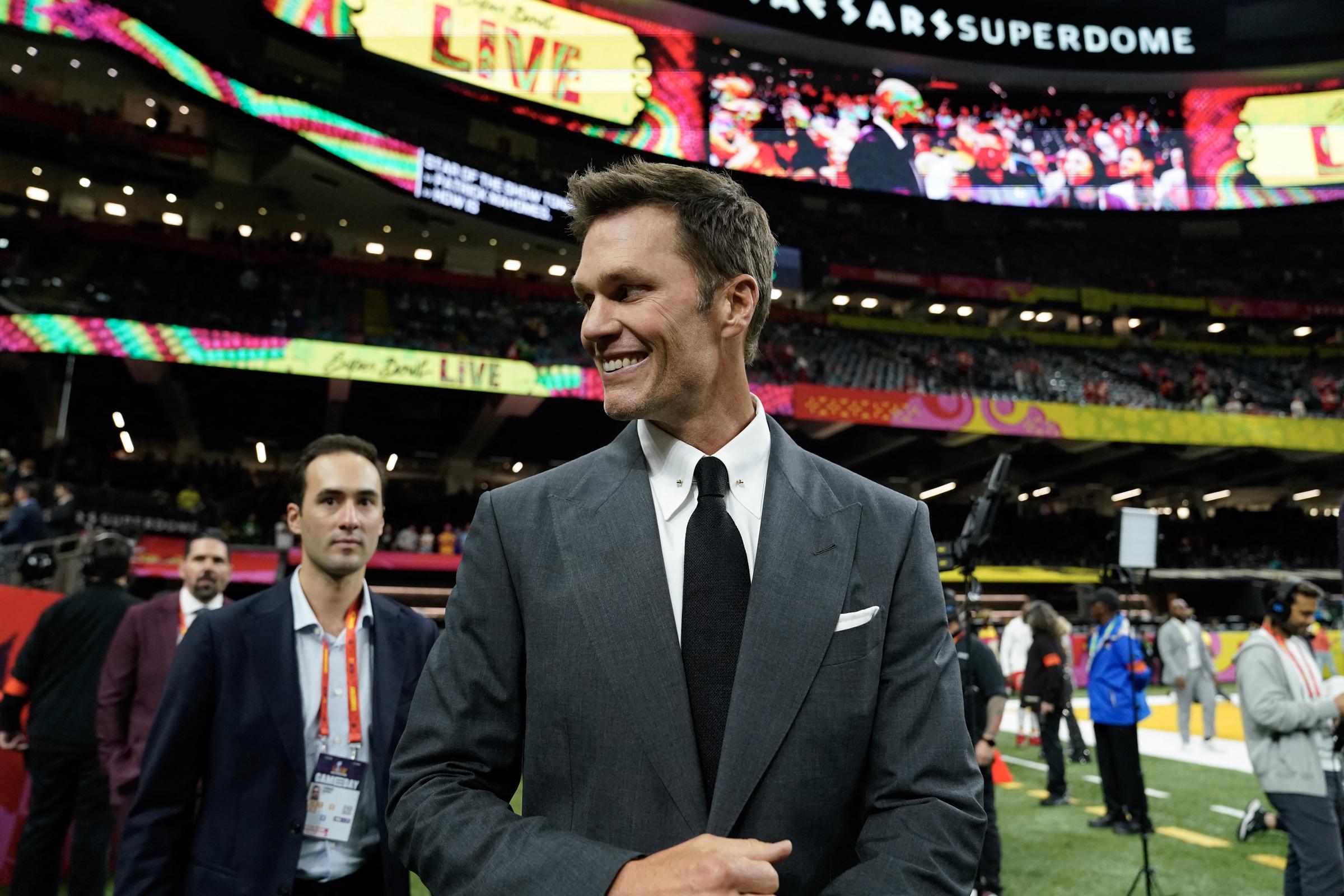 Tom Brady souriant avant le match entre les Eagles de Philadelphie et les Chiefs de Kansas City. | Source : Getty Images