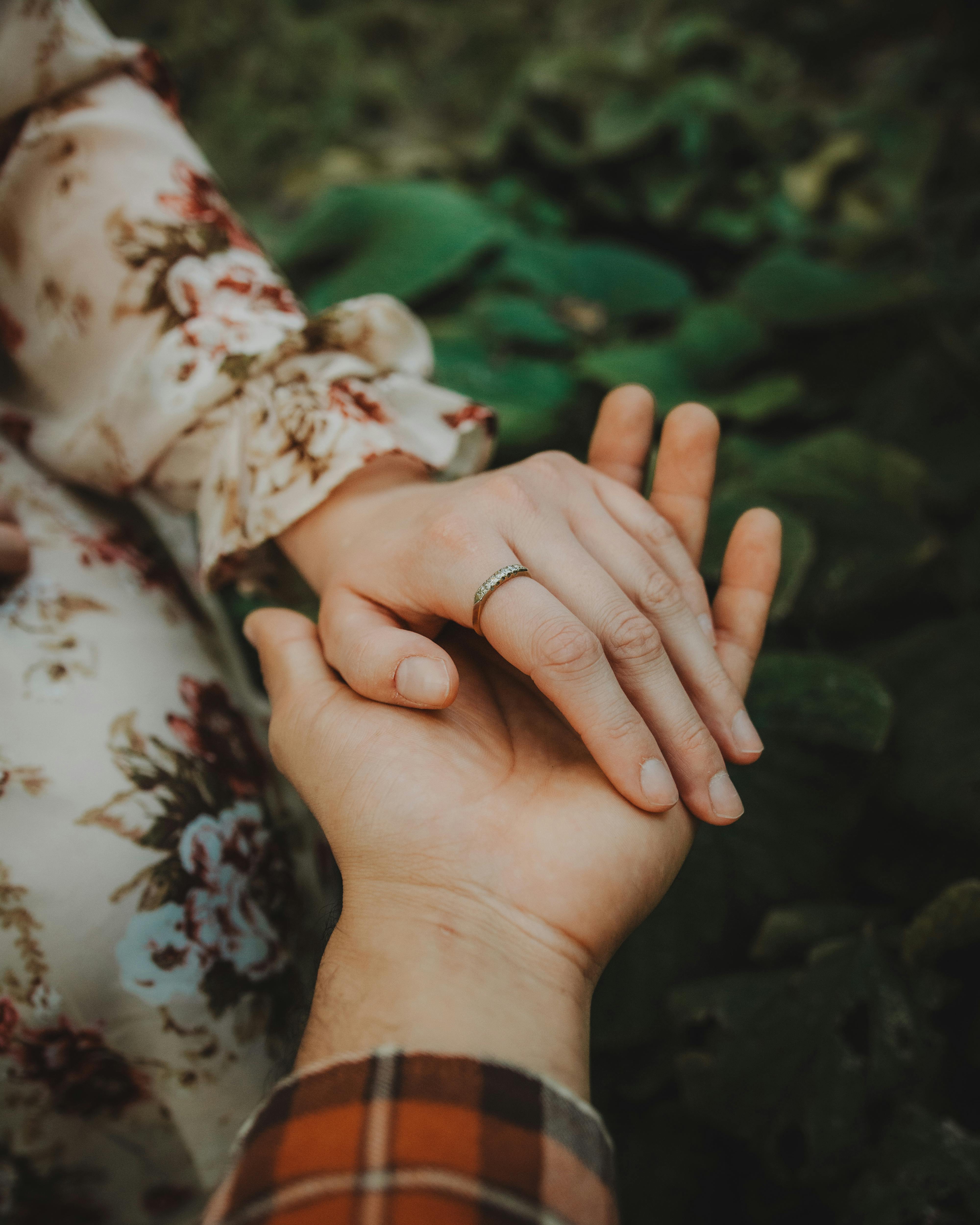 Homme tenant la main de sa femme | Source : Pexels