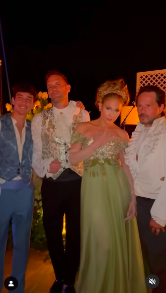 Jennifer Lopez posant pour des photos avec des invités lors de la célébration de son 55e anniversaire, posté le 24 juillet 2024 | Source : Instagram/jlo