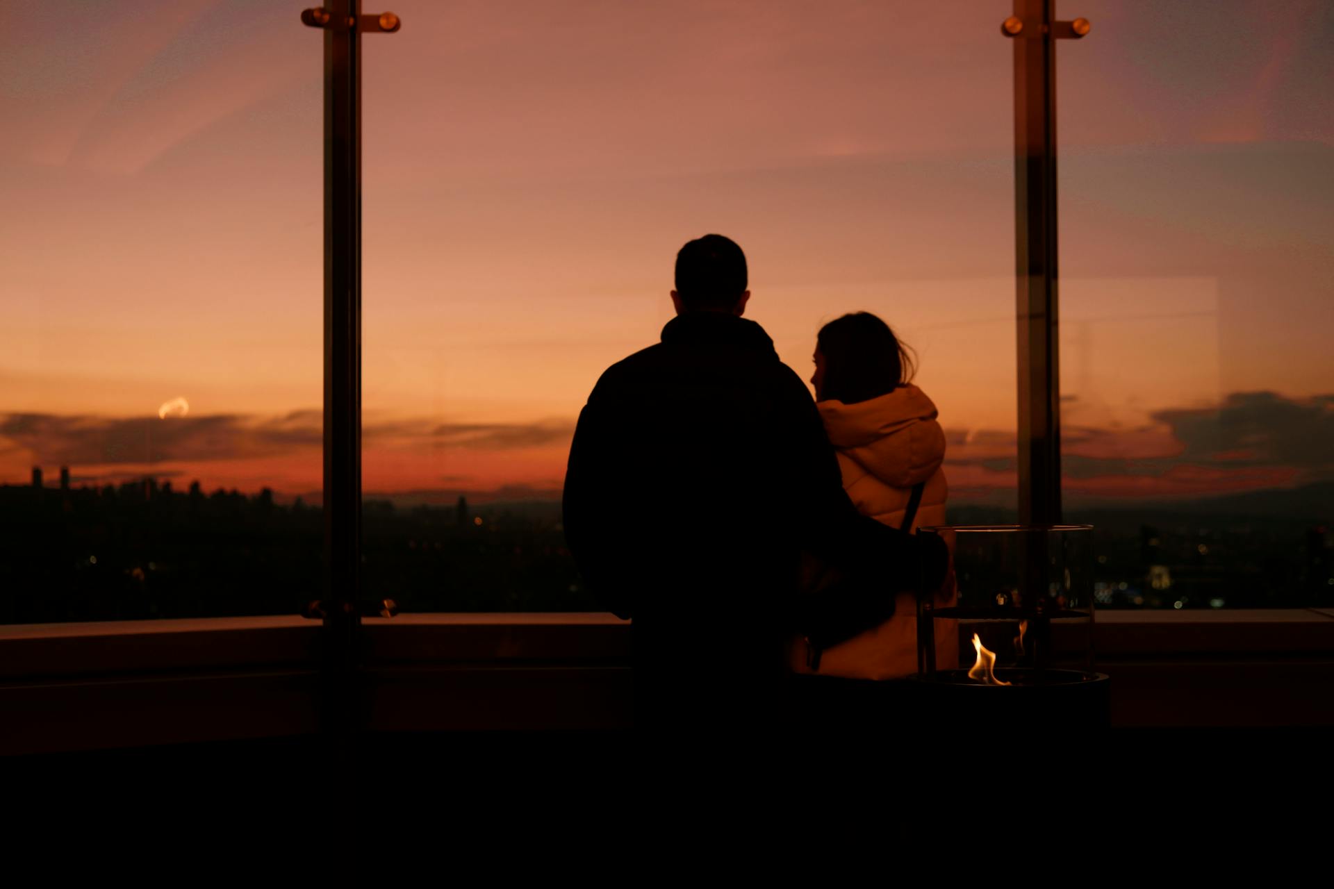 Un couple debout ensemble | Source : Pexels