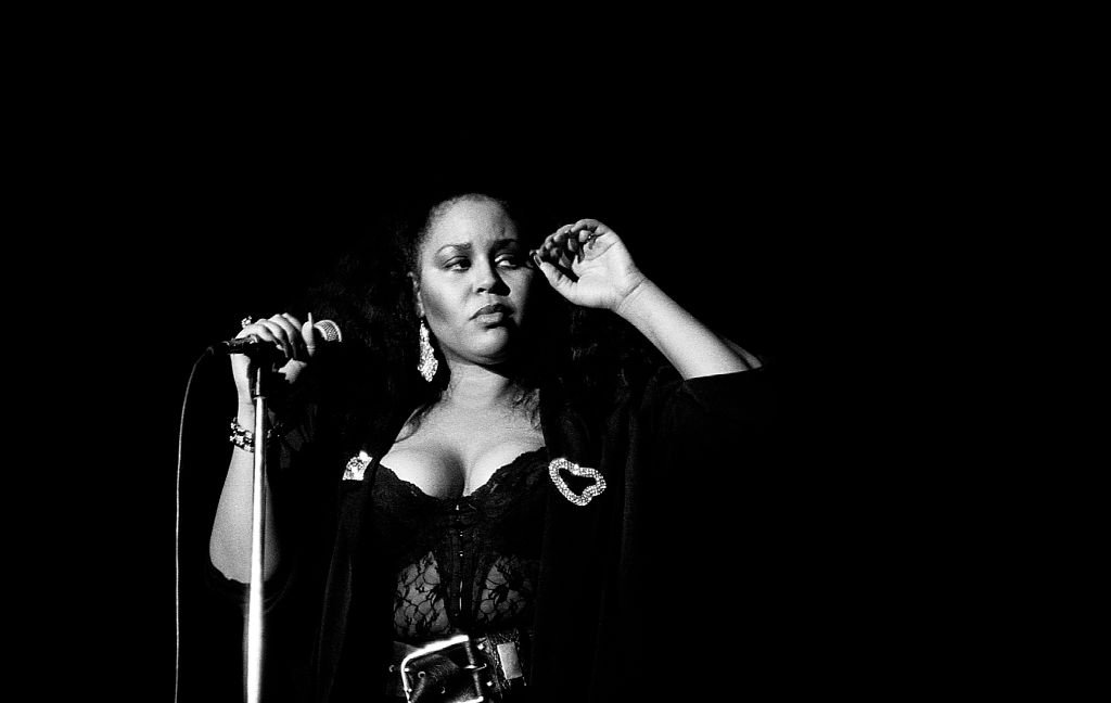 La chanteuse Vesta Williams se produit au Park West à Chicago, Illinois, en mars 1989. | Photo : Getty Images