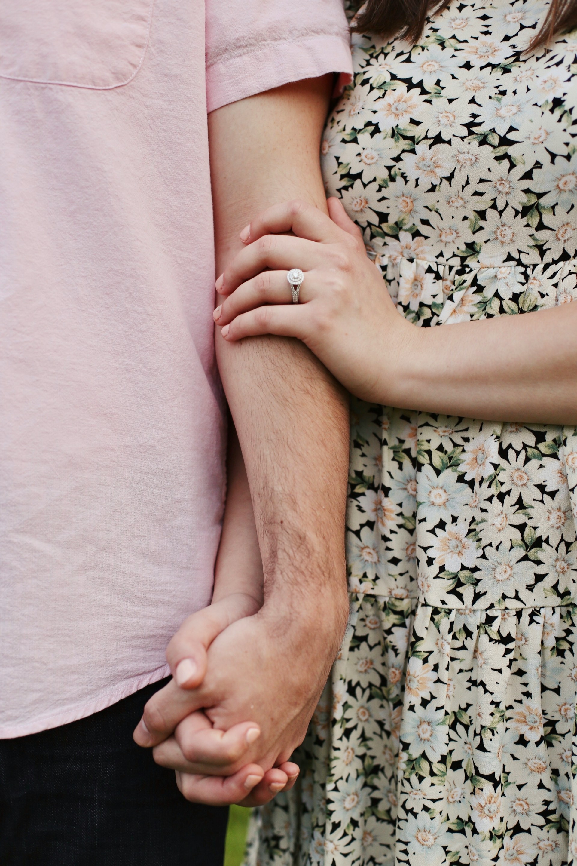 Un couple se tenant par la main | Source : Unsplash