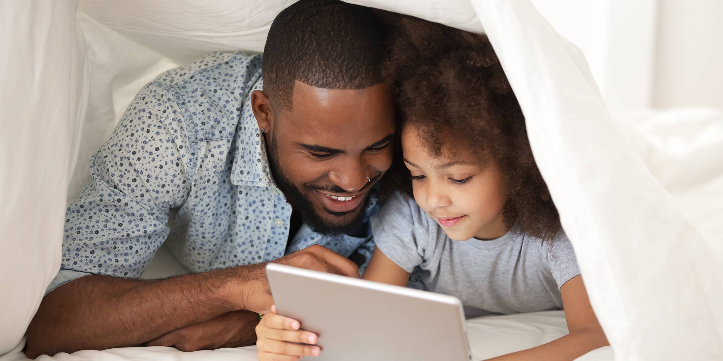 Un duo père-fille avec une tablette | Source : Shutterstock