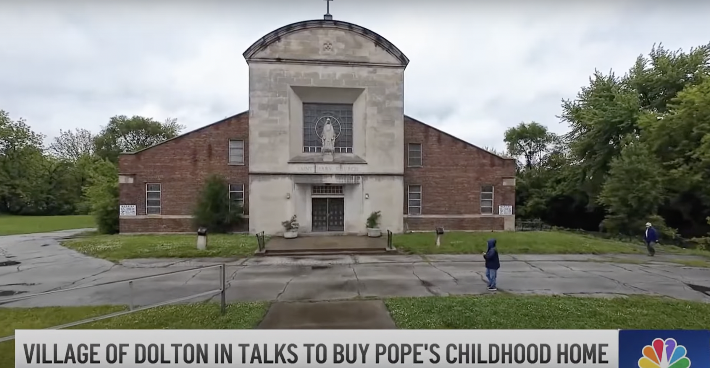 Capture d'écran de l'église et de l'école Sainte-Marie-de-l'Assomption, tirée d'une vidéo datée du 23 mai 2025. | Source : YouTube/NBC Chicago
