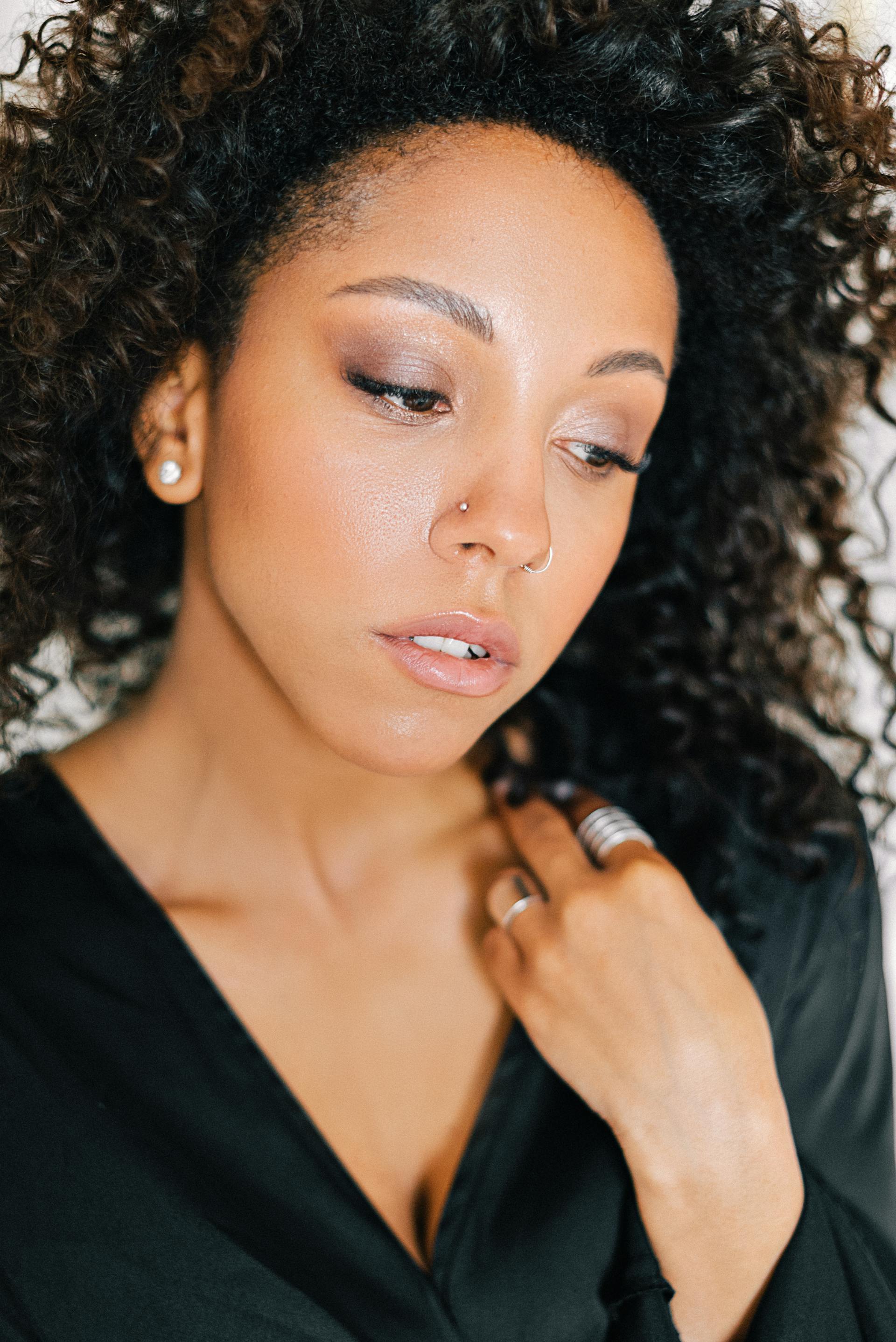 Une femme qui regarde quelqu'un de haut en bas | Source : Pexels