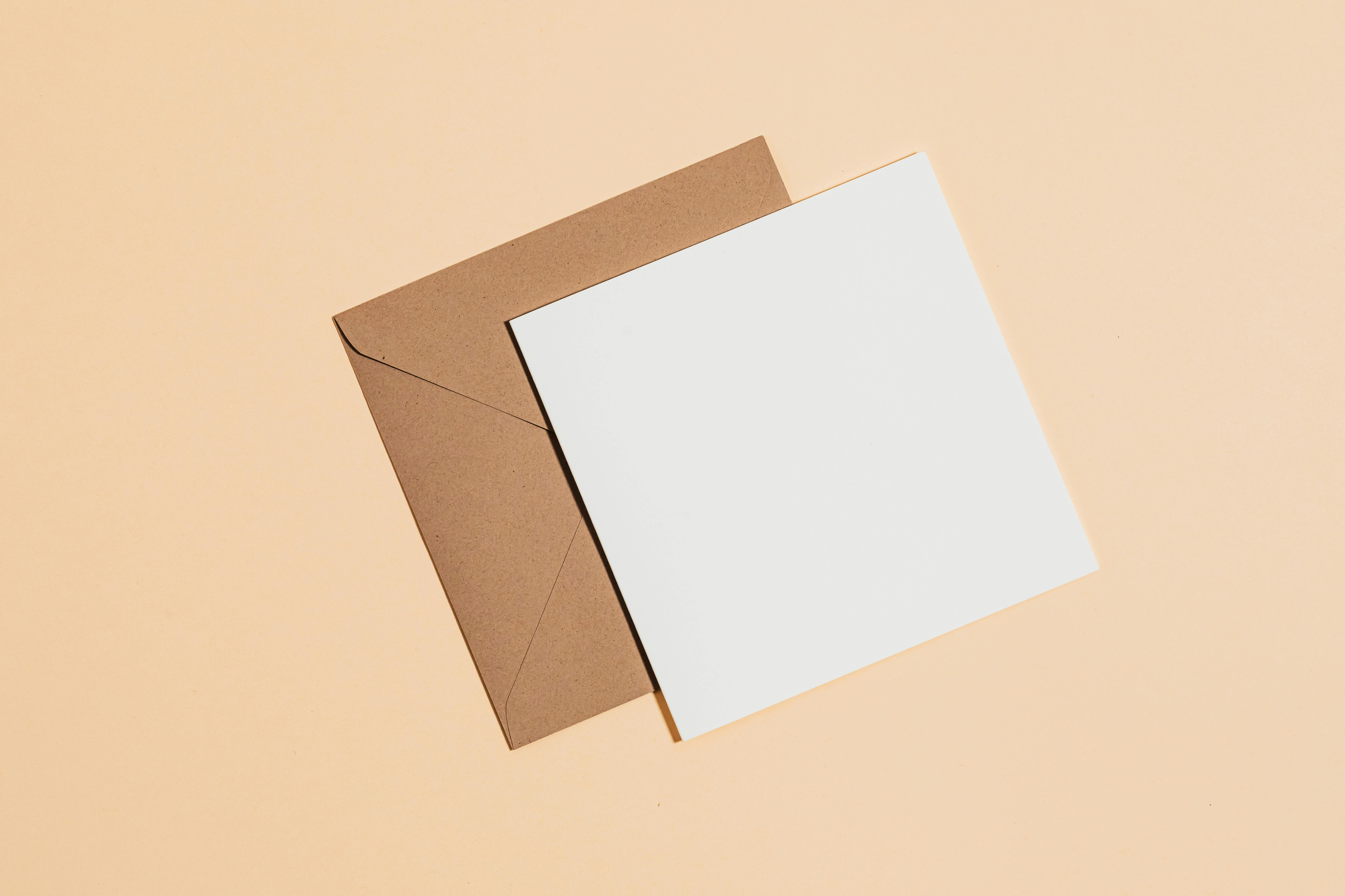 Une enveloppe avec une note | Source : Pexels