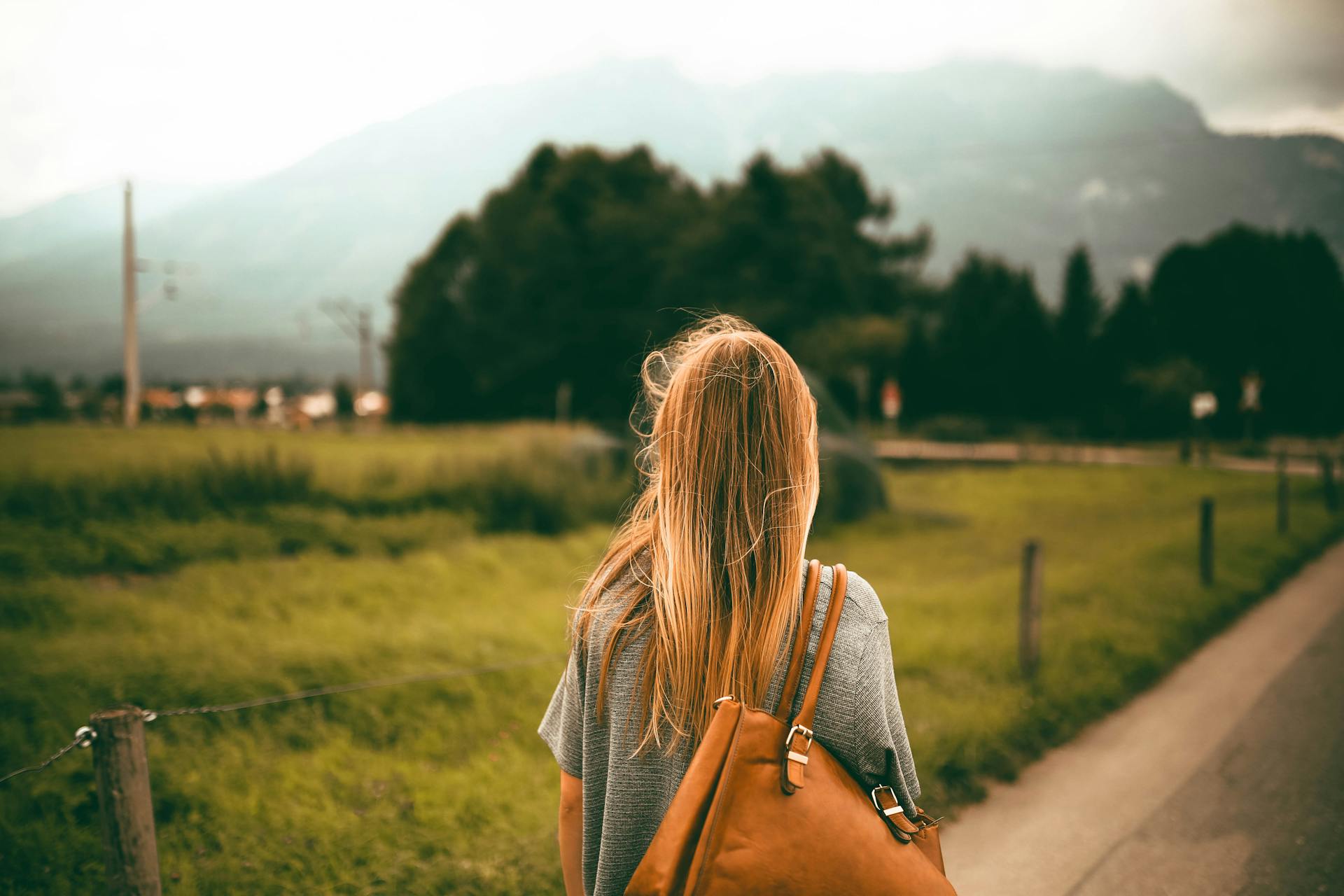 Une femme debout à l'extérieur | Source : Pexels