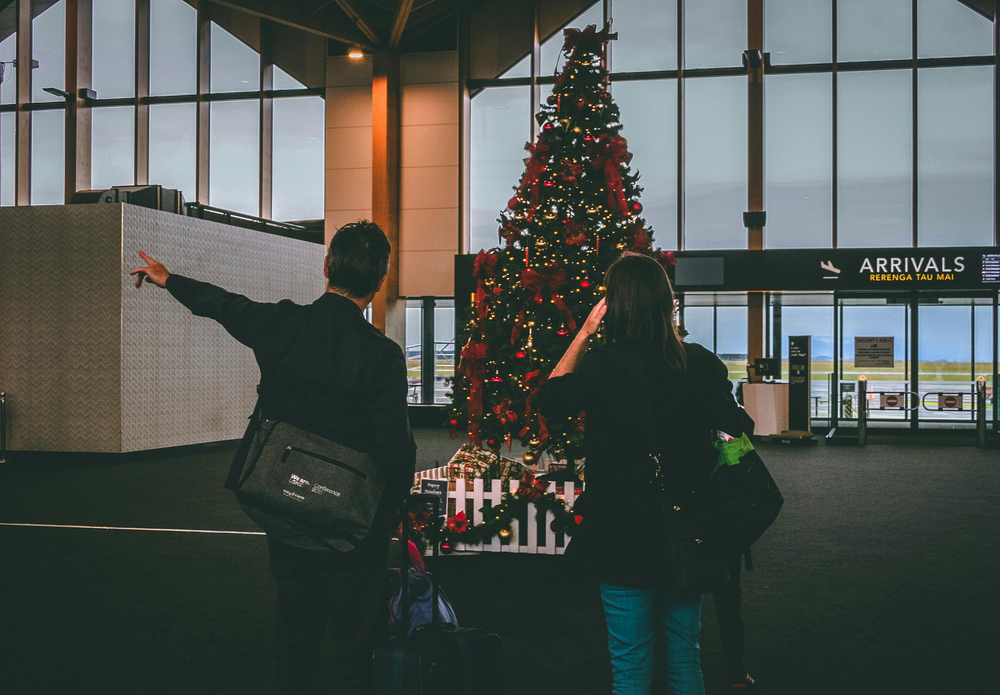 Un couple à l'aéroport | Source : Pexels