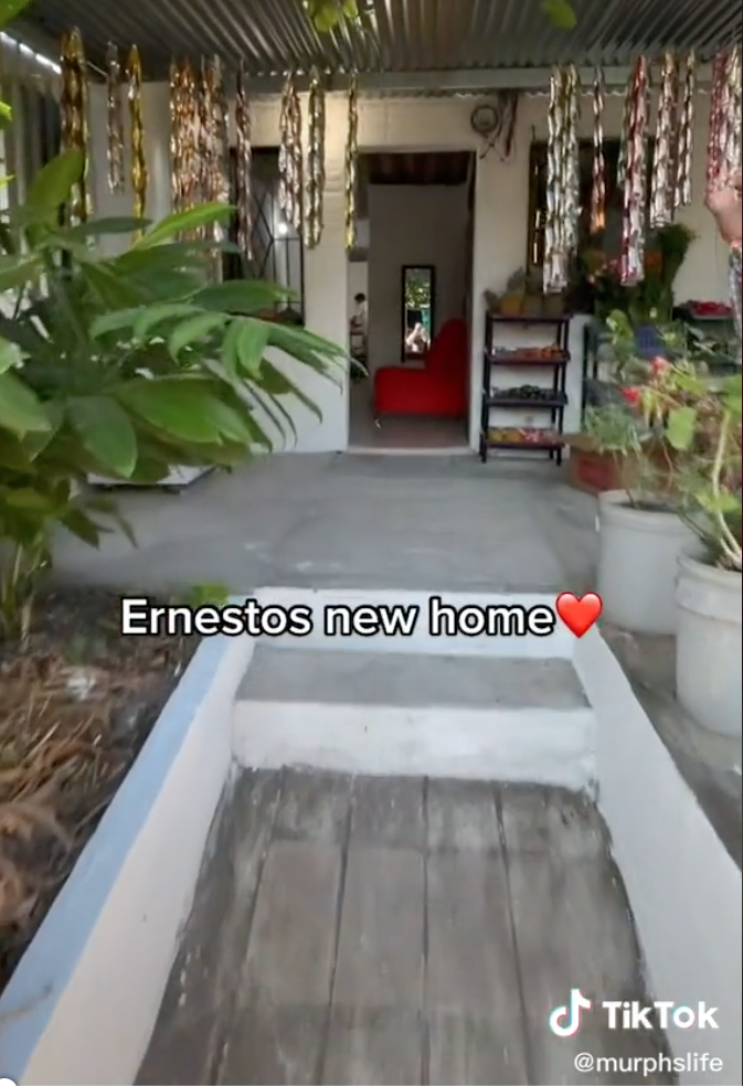 La grand-mère d'Ernesto tenait un petit magasin devant leur maison. | Source : TikTok.com/murphslife