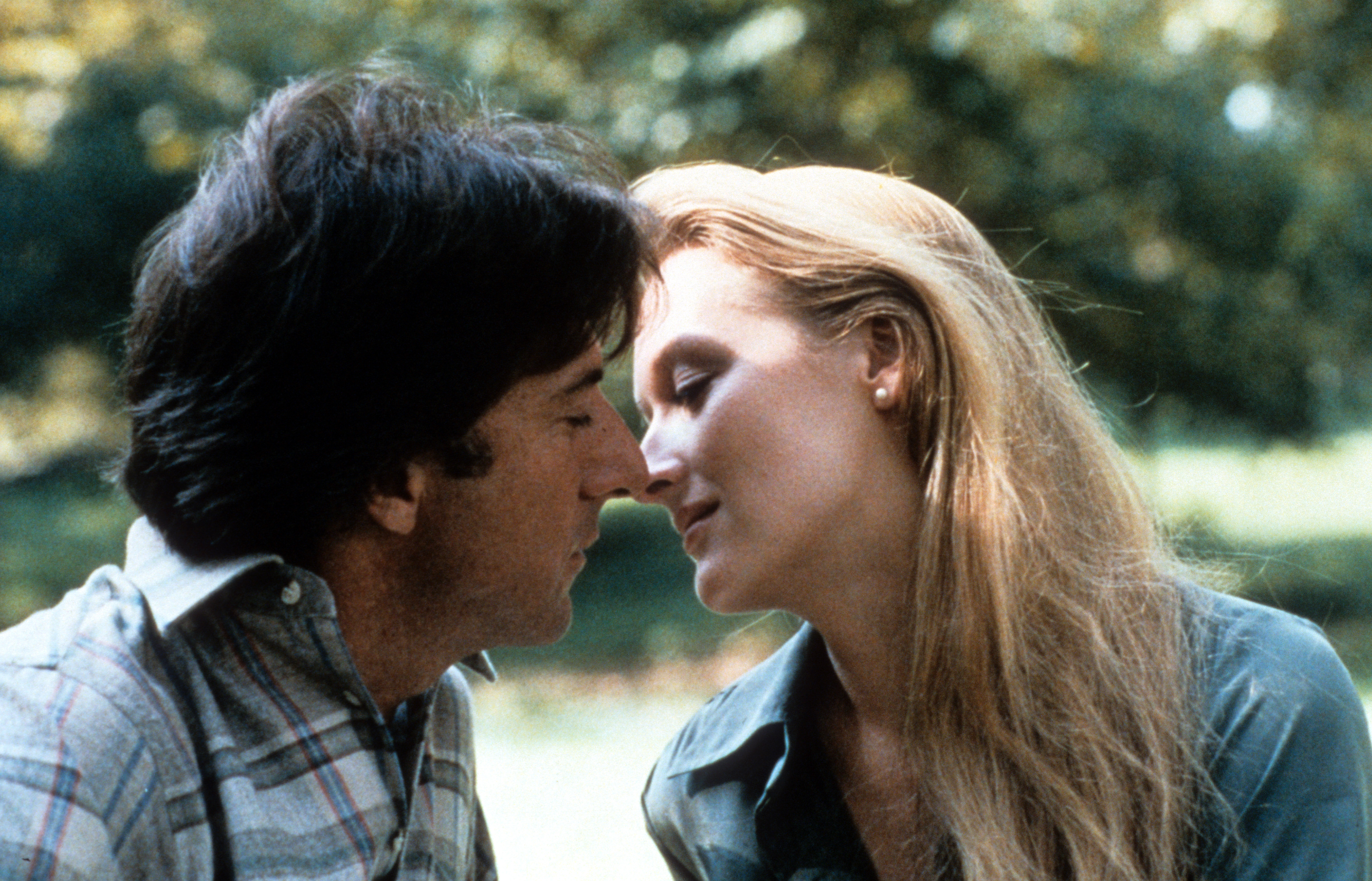 Dustin Hoffman embrasse Meryl Streep dans une scène du film "Kramer contre Kramer" en 1979 | Source : Getty Images