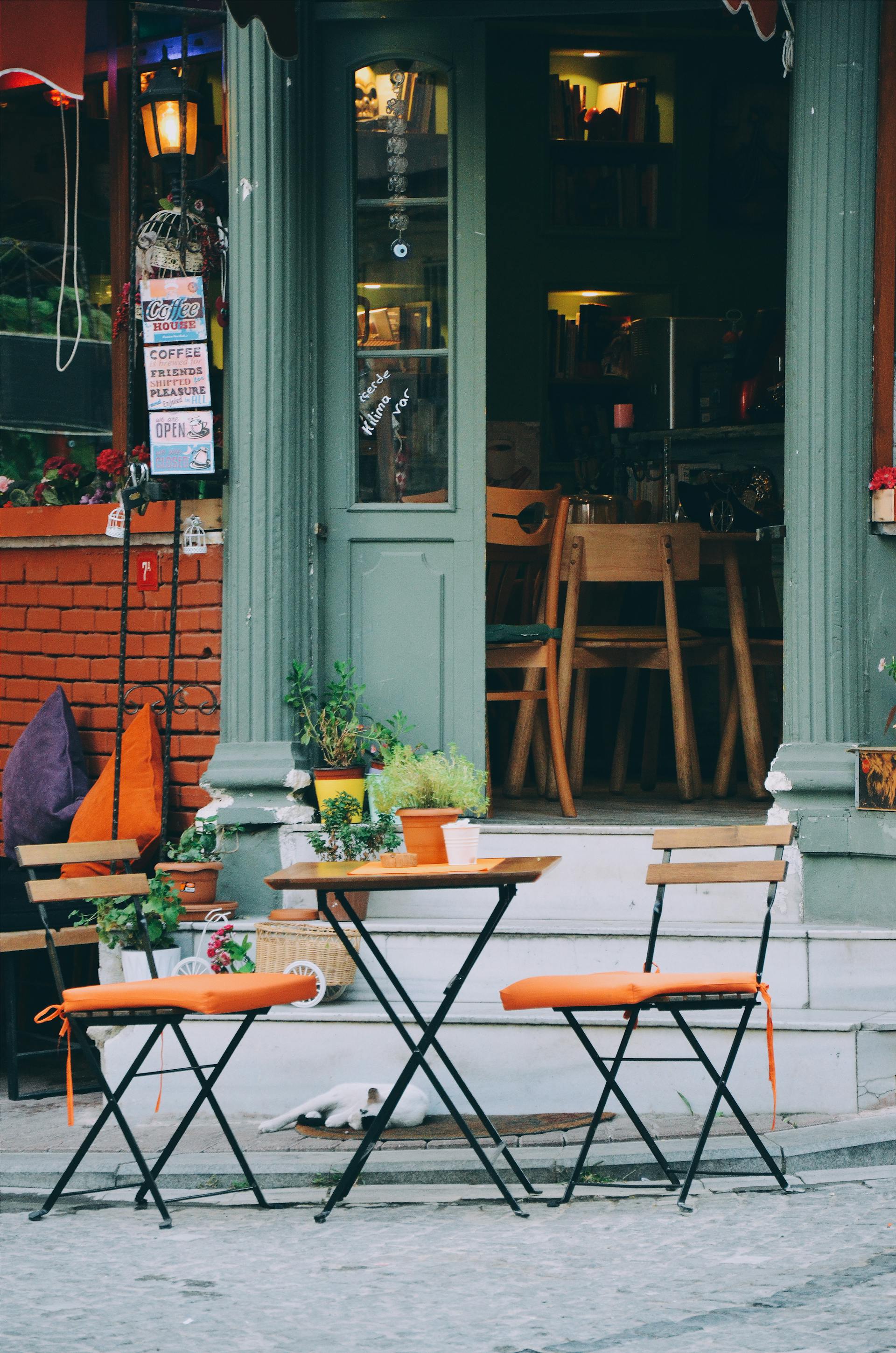 Un ensemble de terrasse marron et orange en trois parties à l'extérieur d'un café | Source : Pexels
