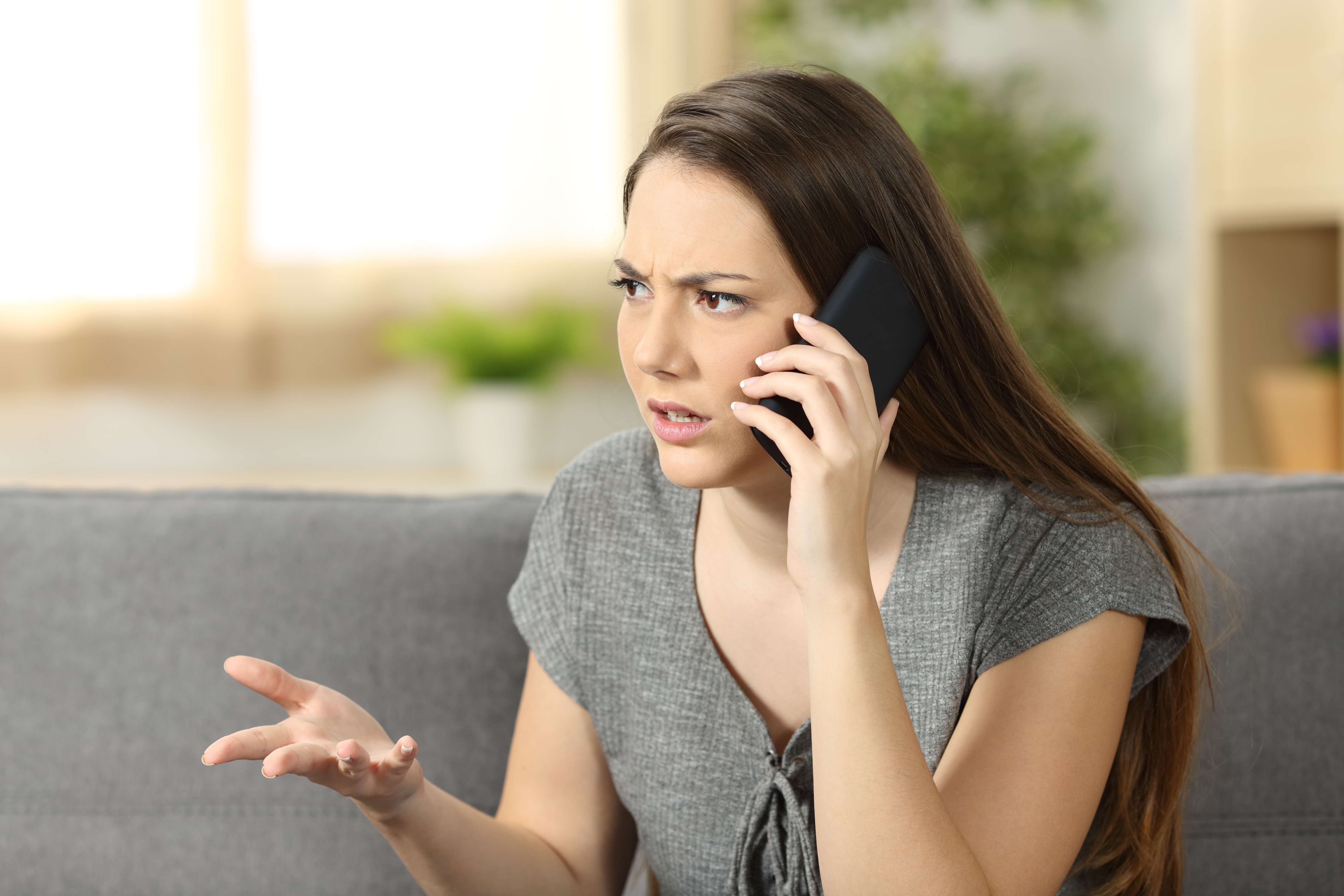 Une femme en colère qui parle au téléphone | Source : Shutterstock