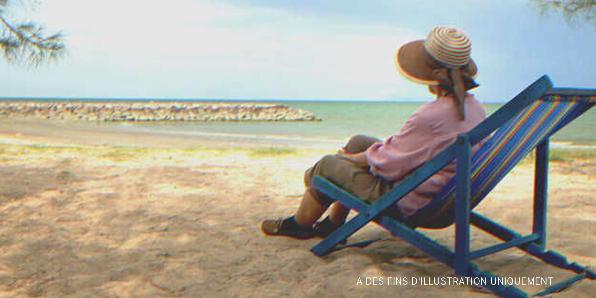 Une femme âgée sur une plage | Source : Shutterstock