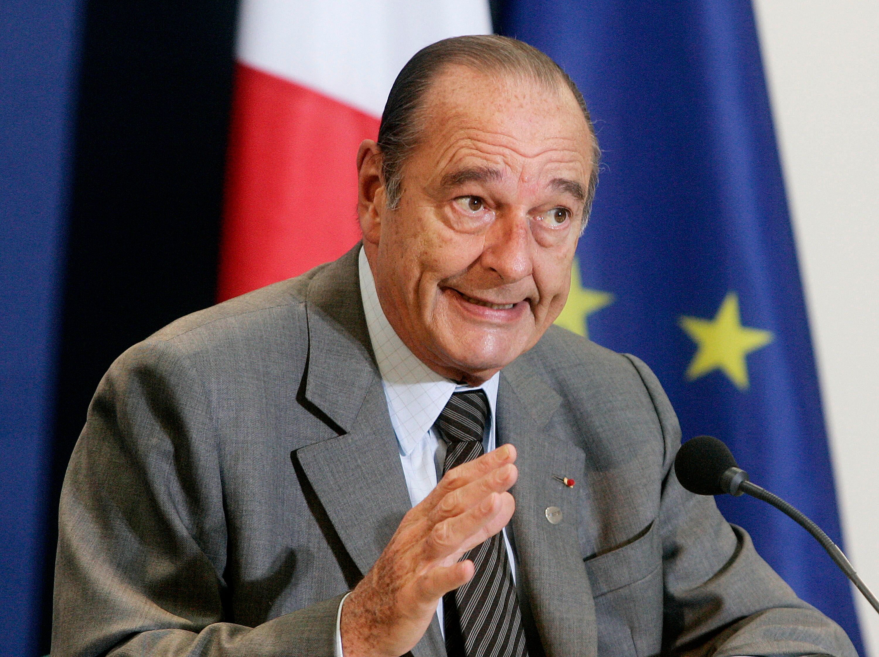 Le Président français Jacques Chirac fait un geste lors d'une conférence de presse. | Photo : GettyImage