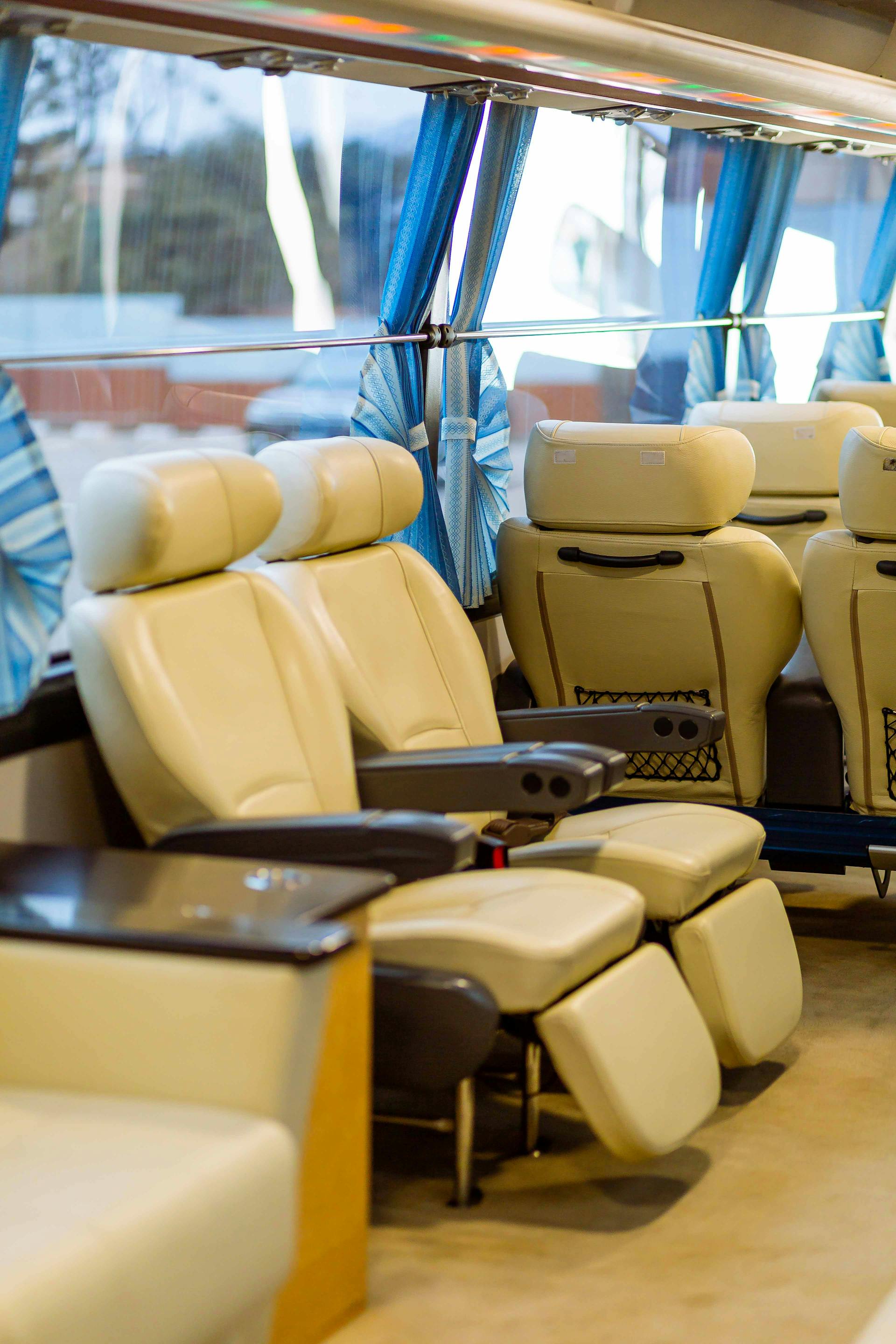 Sièges à l'intérieur d'un bus touristique de luxe | Source : Pexels