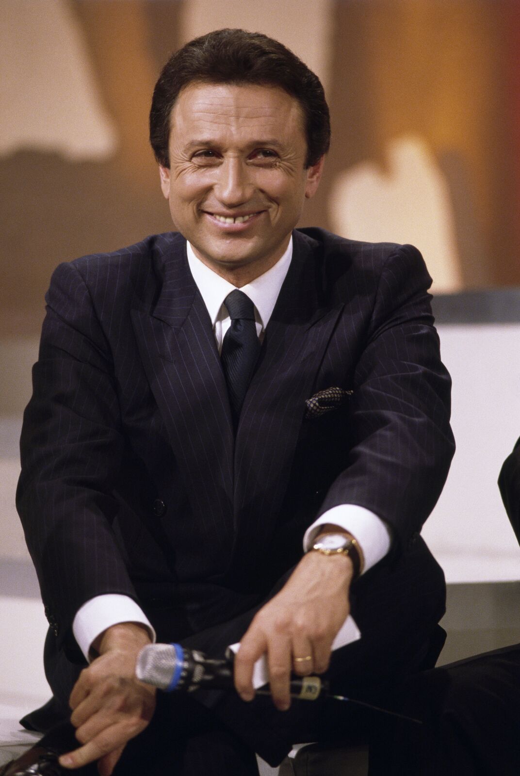 Michel Drucker sur le tournage de son émission de télévision Stars 90. | Photo : Getty Images