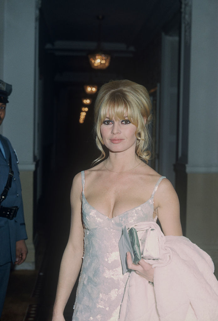 Brigitte Bardot vêtue d'une robe de soirée blanche à l'hôtel Plaza, vers 1970, New York I Source : Getty Images